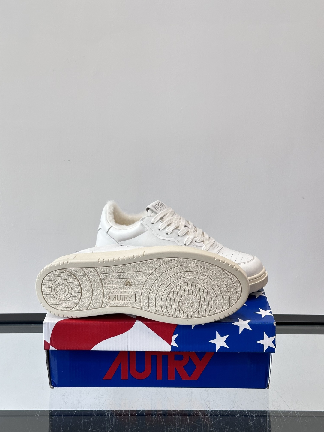 AUTRY 复古美式羊毛小白鞋AUTRY这款复古美式小白鞋，黑白配色超经典，被称为“熊猫鞋”！鞋面用头层