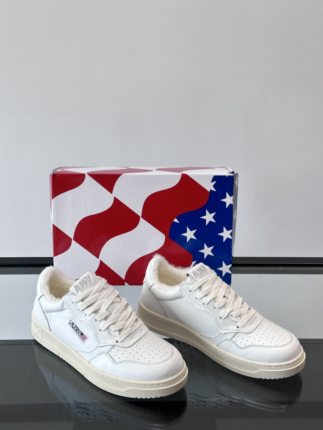 AUTRY 复古美式羊毛小白鞋AUTRY这款复古美式小白鞋，黑白配色超经典，被称为“熊猫鞋”！鞋面用头层