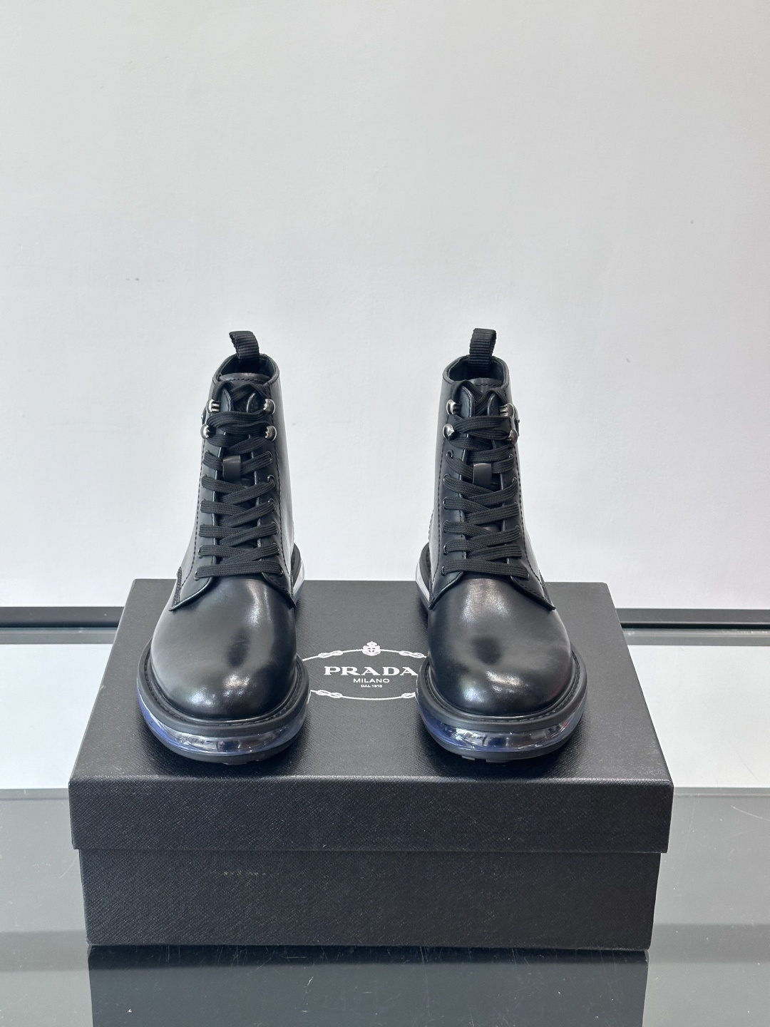 P家高端男士秋冬气垫高帮靴，进口头层牛皮打造，水染牛皮内里，原版气垫减震耐磨橡胶底，脚感舒适，高端大气！