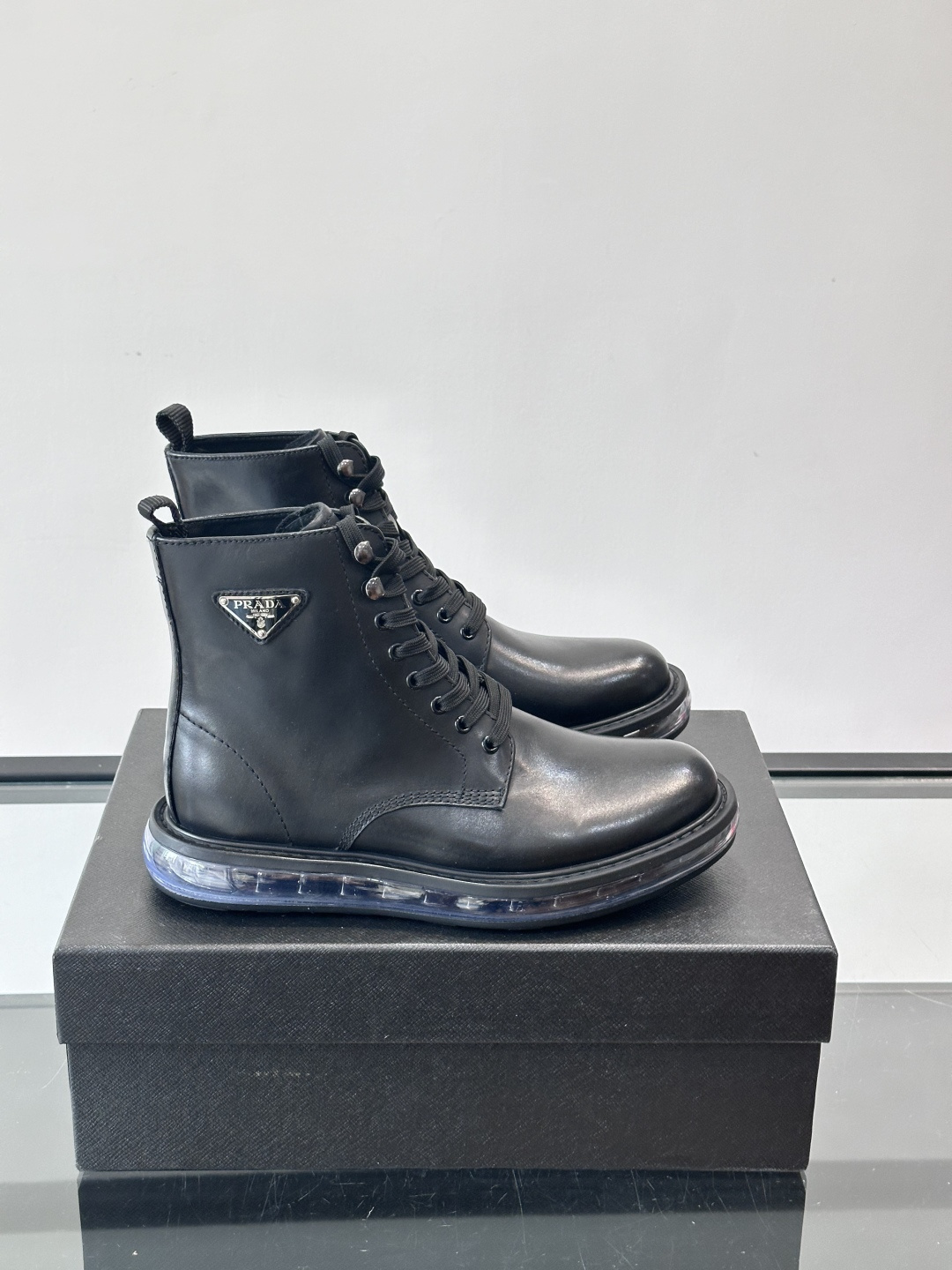 P家高端男士秋冬气垫高帮靴，进口头层牛皮打造，水染牛皮内里，原版气垫减震耐磨橡胶底，脚感舒适，高端大气！