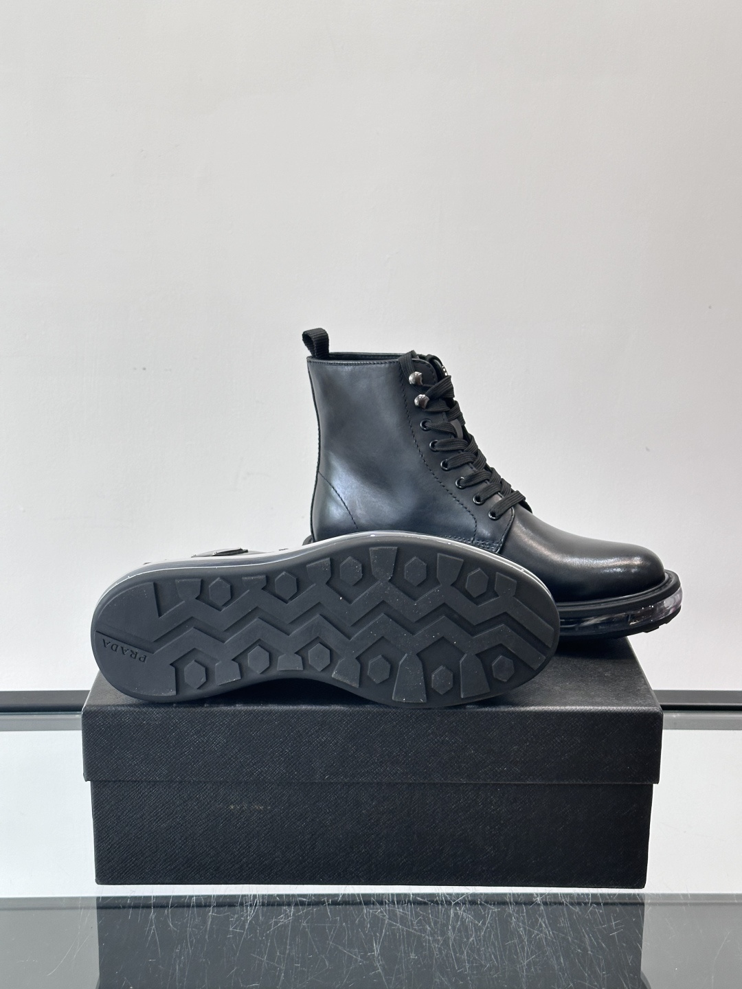 P家高端男士秋冬气垫高帮靴，进口头层牛皮打造，水染牛皮内里，原版气垫减震耐磨橡胶底，脚感舒适，高端大气！