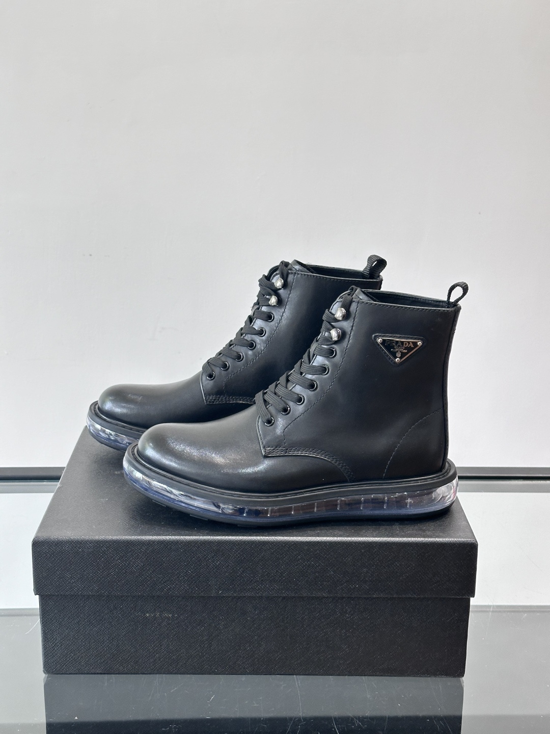 P家高端男士秋冬气垫高帮靴，进口头层牛皮打造，水染牛皮内里，原版气垫减震耐磨橡胶底，脚感舒适，高端大气！