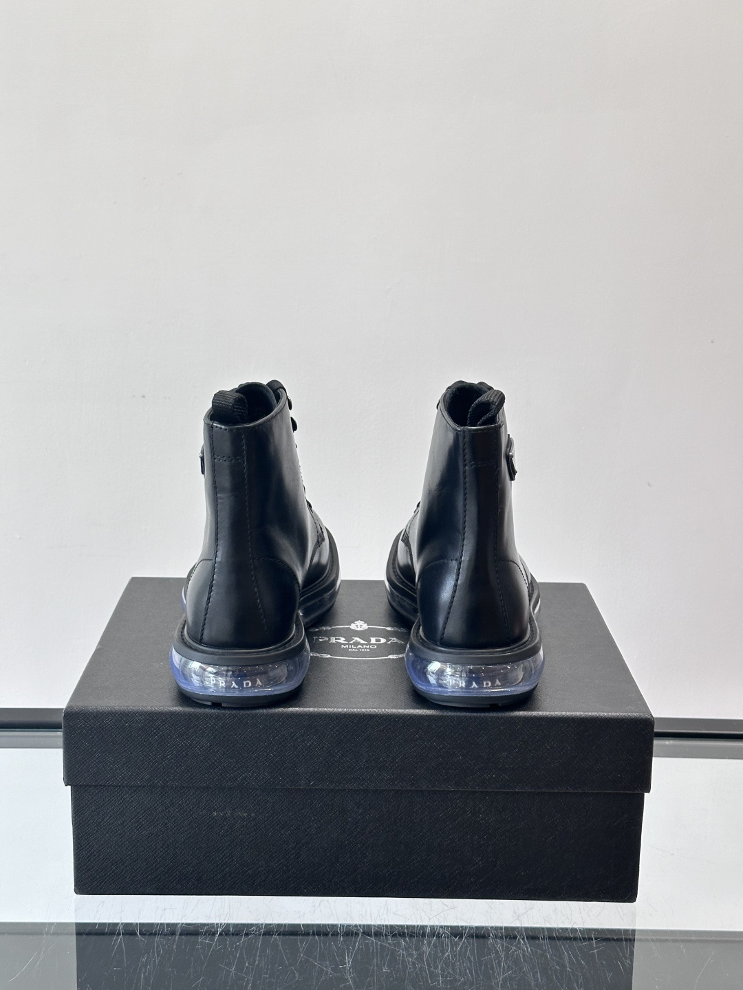 P家高端男士秋冬气垫高帮靴，进口头层牛皮打造，水染牛皮内里，原版气垫减震耐磨橡胶底，脚感舒适，高端大气！