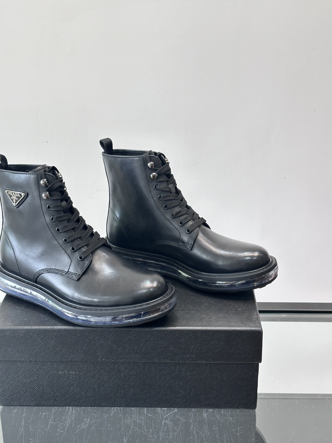 P家高端男士秋冬气垫高帮靴，进口头层牛皮打造，水染牛皮内里，原版气垫减震耐磨橡胶底，脚感舒适，高端大气！