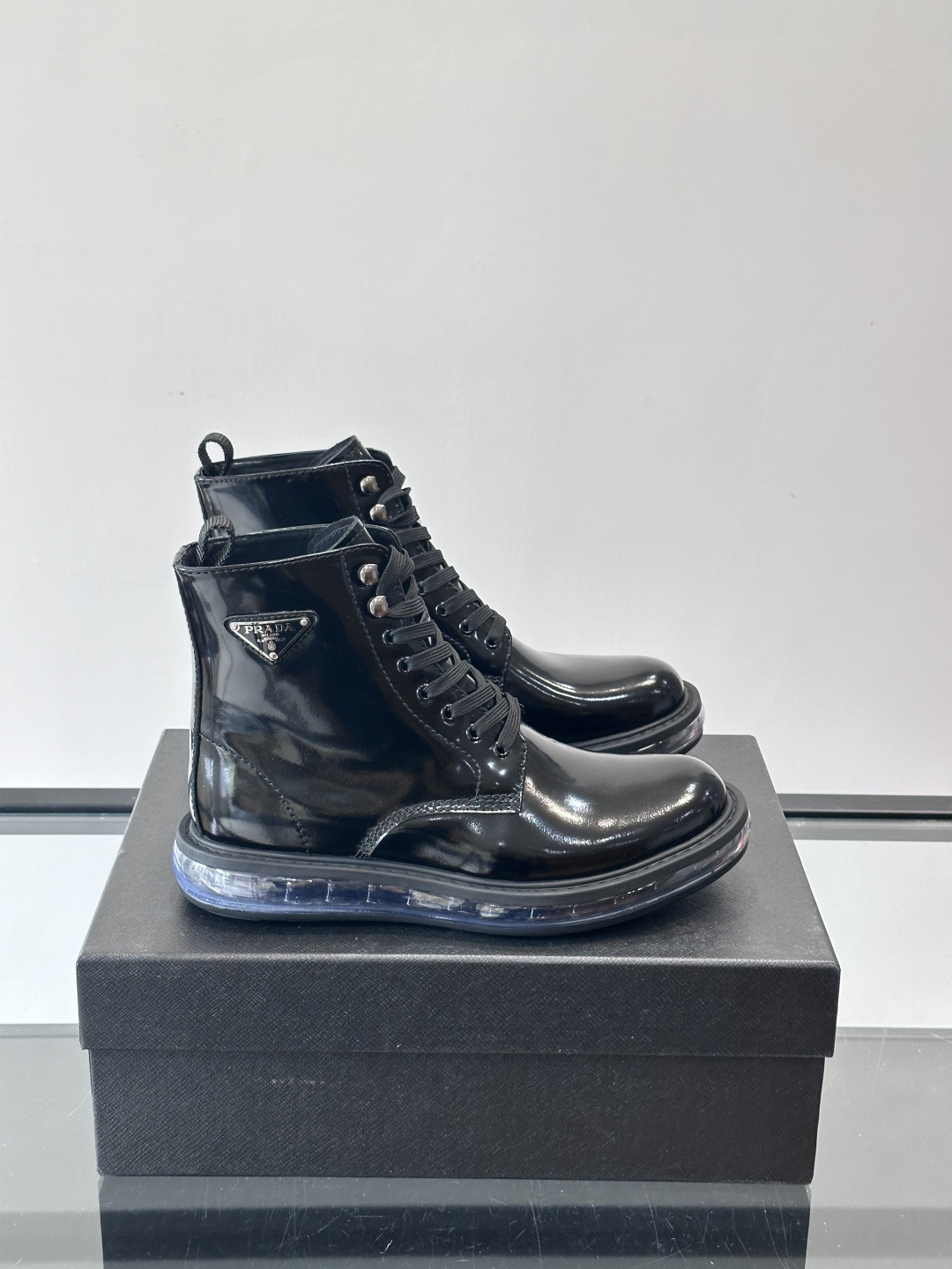 P家高端男士秋冬气垫高帮靴，进口头层牛皮打造，水染牛皮内里，原版气垫减震耐磨橡胶底，脚感舒适，高端大气！