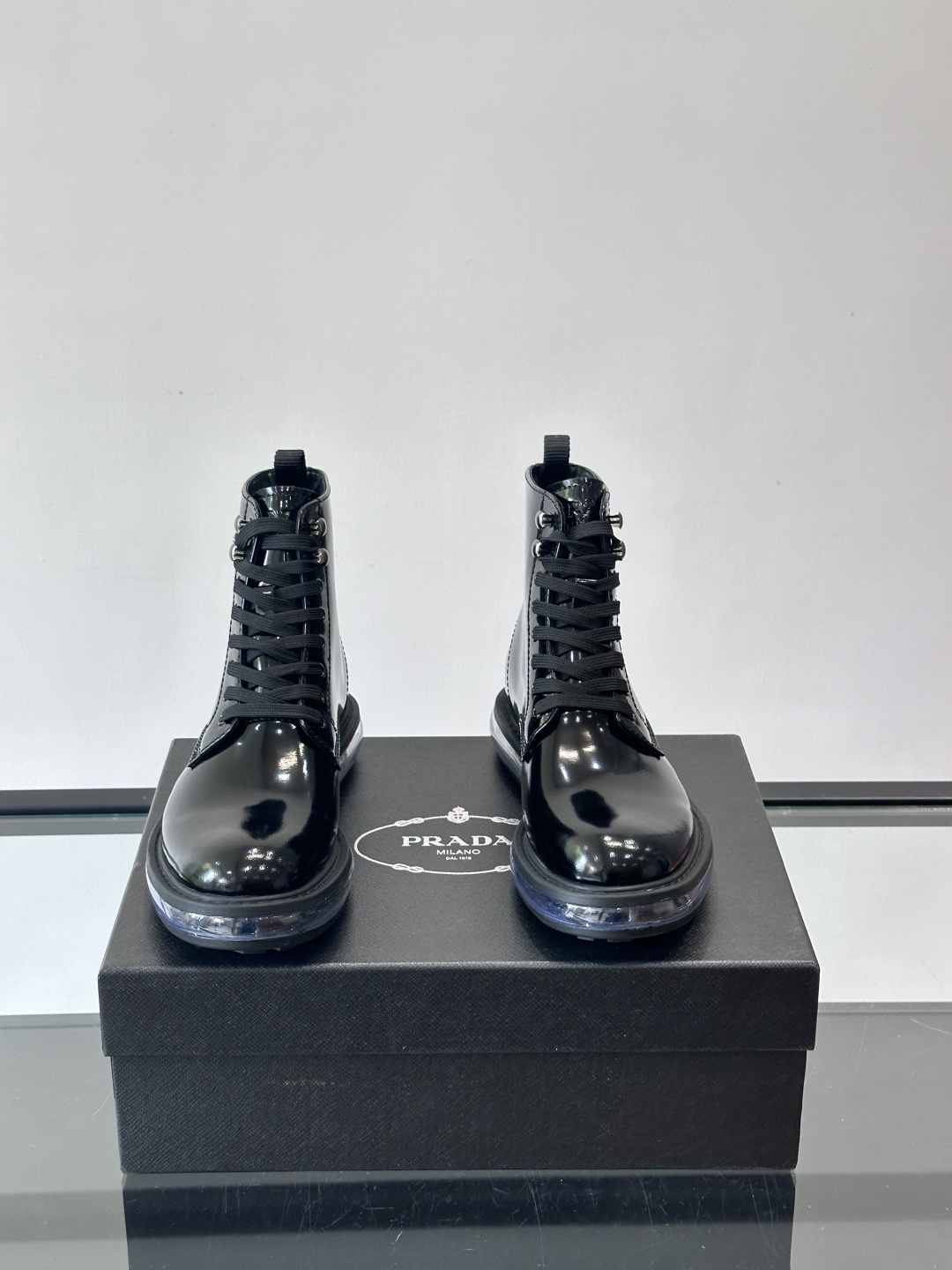 P家高端男士秋冬气垫高帮靴，进口头层牛皮打造，水染牛皮内里，原版气垫减震耐磨橡胶底，脚感舒适，高端大气！