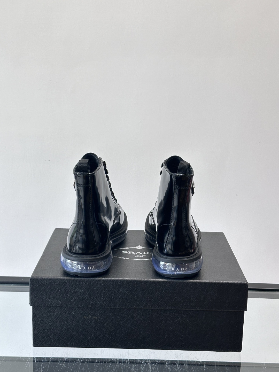 P家高端男士秋冬气垫高帮靴，进口头层牛皮打造，水染牛皮内里，原版气垫减震耐磨橡胶底，脚感舒适，高端大气！