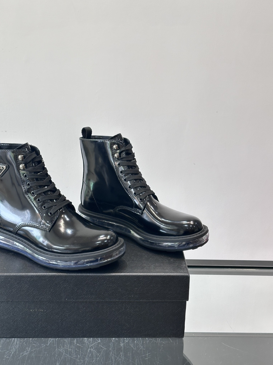 P家高端男士秋冬气垫高帮靴，进口头层牛皮打造，水染牛皮内里，原版气垫减震耐磨橡胶底，脚感舒适，高端大气！