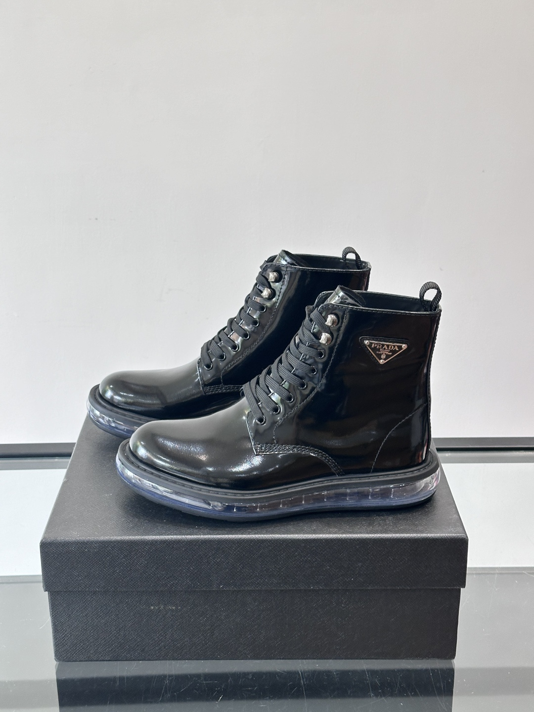 P家高端男士秋冬气垫高帮靴，进口头层牛皮打造，水染牛皮内里，原版气垫减震耐磨橡胶底，脚感舒适，高端大气！