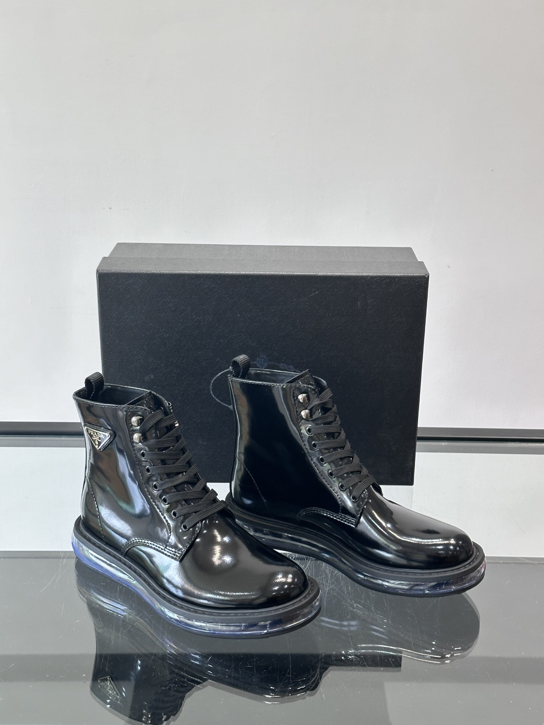 P家高端男士秋冬气垫高帮靴，进口头层牛皮打造，水染牛皮内里，原版气垫减震耐磨橡胶底，脚感舒适，高端大气！