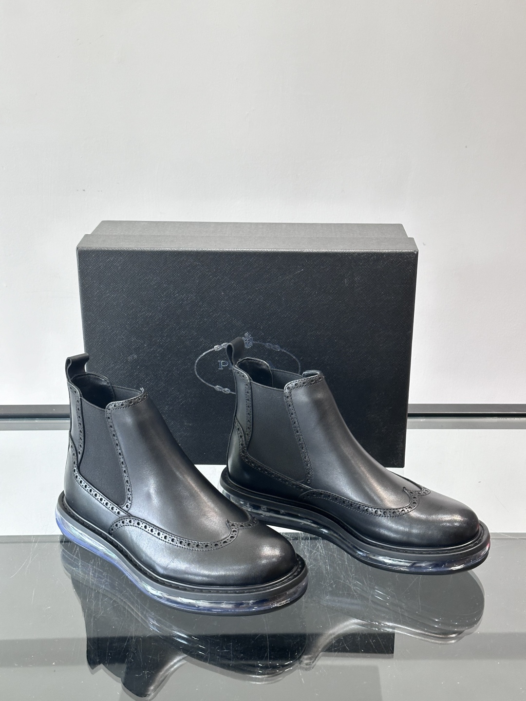 P家高端男士秋冬气垫高帮靴，进口头层牛皮打造，水染牛皮内里，原版气垫减震耐磨橡胶底，脚感舒适，高端大气！