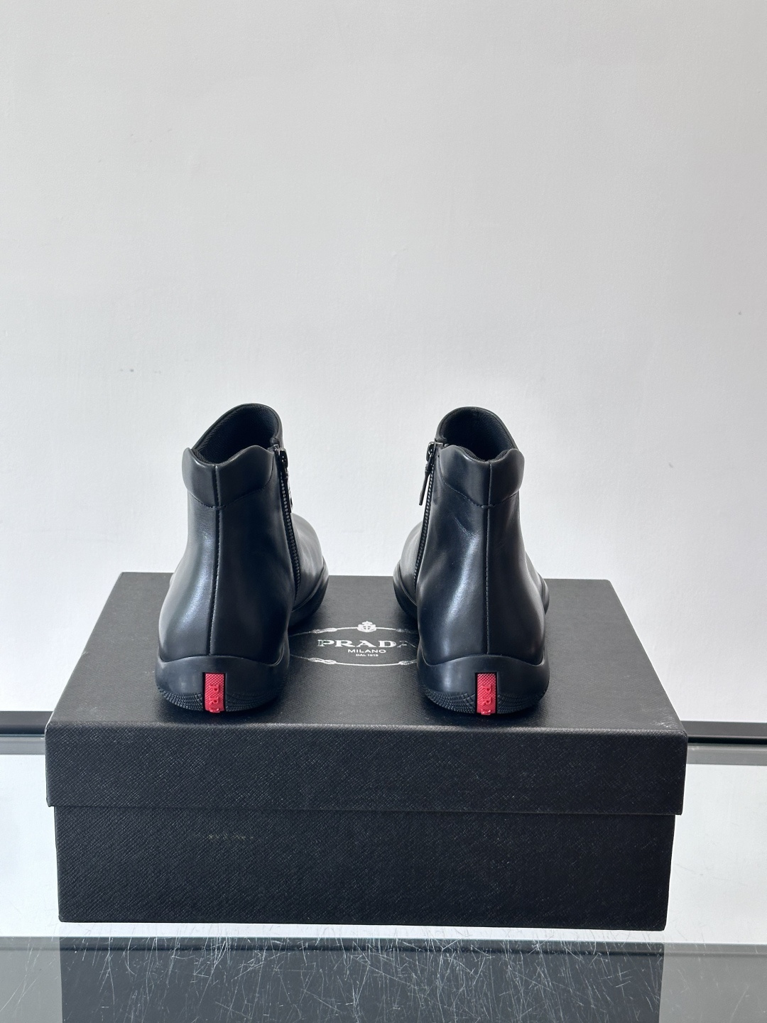 Prada黑色真皮切尔西靴这款黑色真皮切尔西靴选用优质牛皮，鞋面光滑细腻，质感满。经典套脚设计+侧边拉链