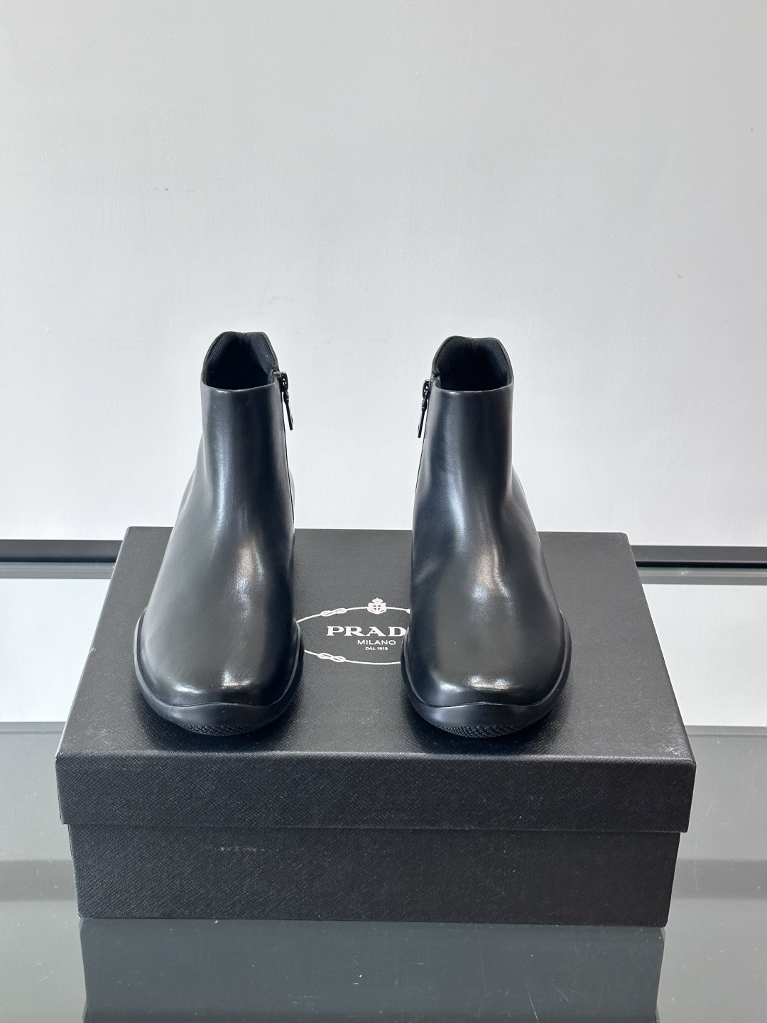 Prada黑色真皮切尔西靴这款黑色真皮切尔西靴选用优质牛皮，鞋面光滑细腻，质感满。经典套脚设计+侧边拉链
