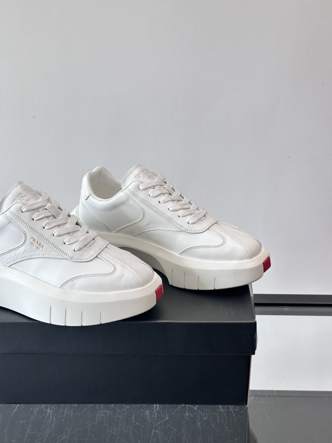 Prad*🆕男士拼接厚底休闲运动鞋 ，进口头层牛皮打造，精致做工一览无余，厚底增高提升气场，时尚单品，贯
