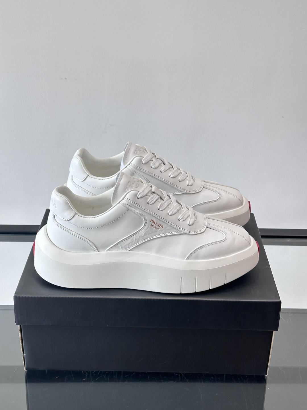 NO:604031,Prad* men's spliced ​​thick-soled casual sports shoes, made of imported first-layer cowhide, with exquisite workmanship at a glance, thick soles to enhance the aura, fashionable items, through-type red label 4.5cm rubber thick soles, three-dimensional brand logo letters embellished on the sides of the shoes, and the details are carefully crafted!  ,Size38-45 (46 customized),Prada,prada,prada,sneakers,cowhide19860909Prad*男士拼接厚底休闲运动鞋 ,进口头层牛皮打造,精致做工一览无余,厚底增高提升气场,时尚单品,贯穿式红标4.5cm橡胶厚底 立体品牌logo字母点缀鞋侧,细节精工细作！ ,Size38-45（46定做）,普拉达,prada,prada,sneakers,cowhide,Men's shoes