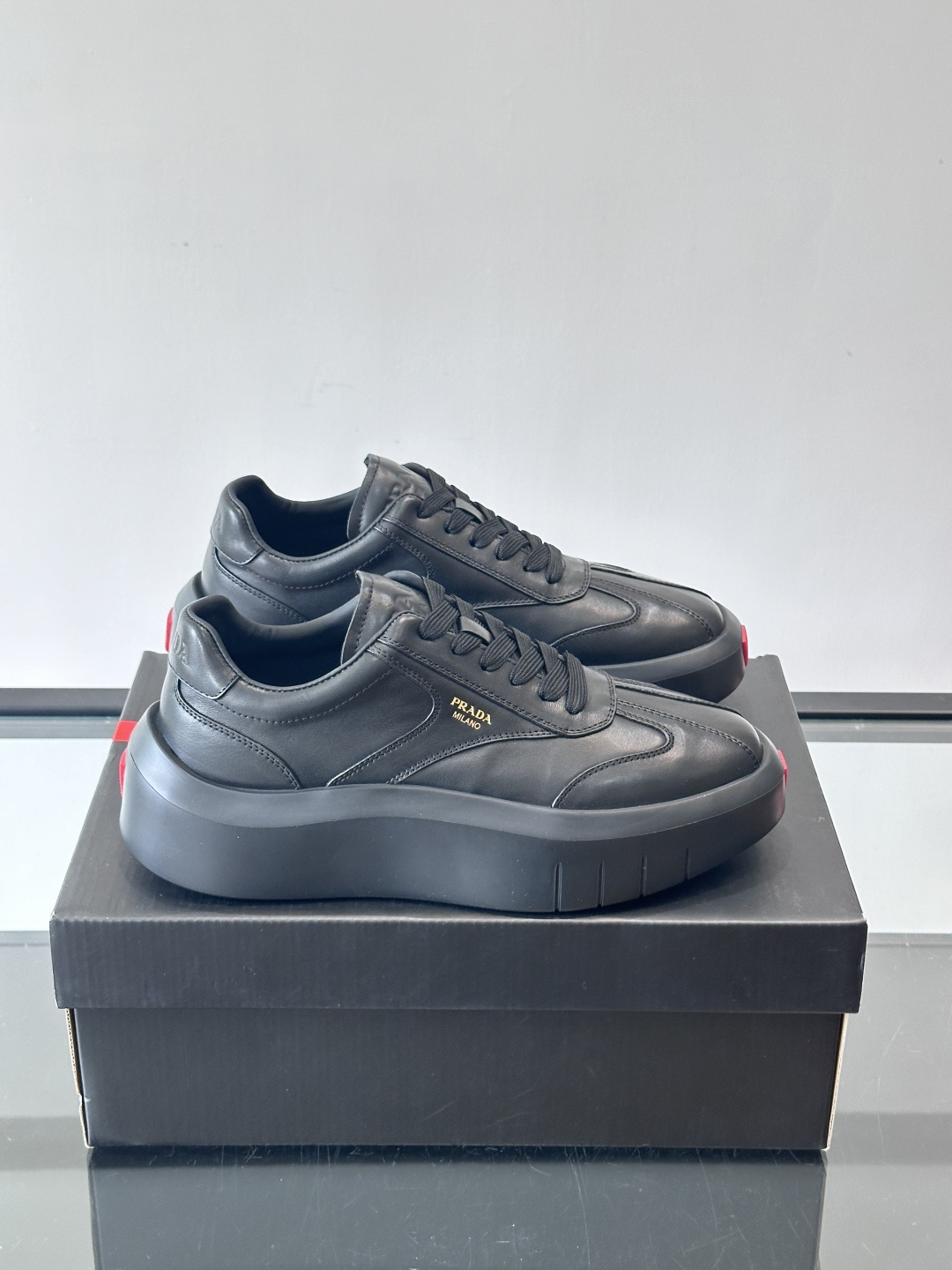 Prad*🆕男士拼接厚底休闲运动鞋 ，进口头层牛皮打造，精致做工一览无余，厚底增高提升气场，时尚单品，贯