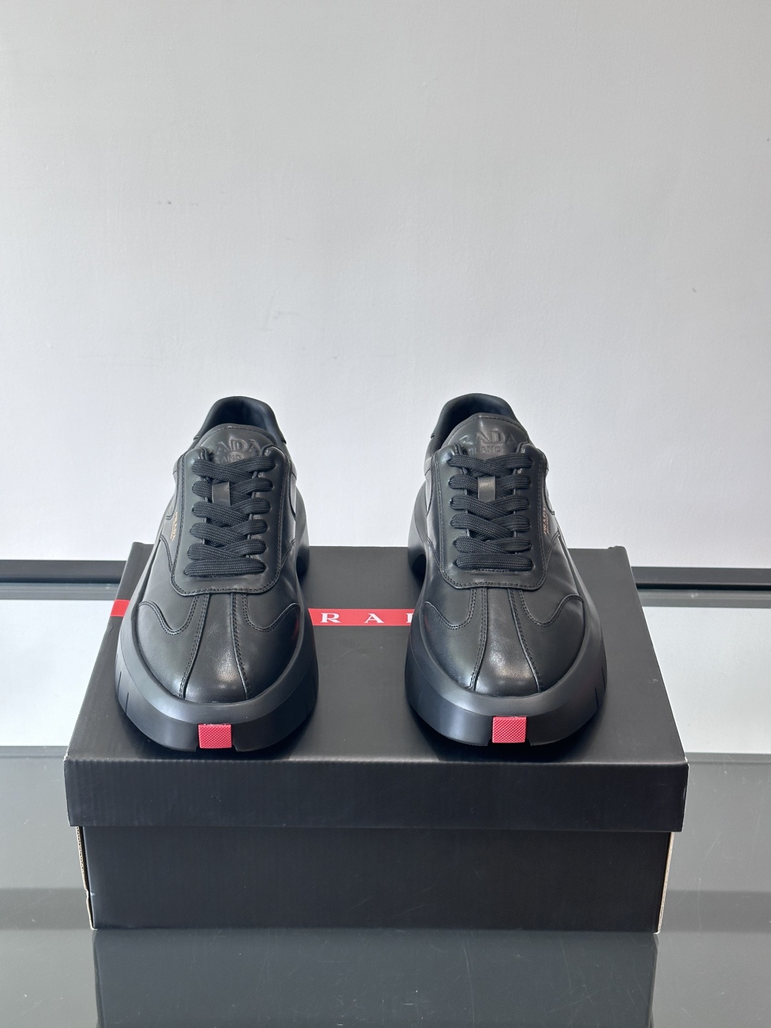 Prad*🆕男士拼接厚底休闲运动鞋 ，进口头层牛皮打造，精致做工一览无余，厚底增高提升气场，时尚单品，贯