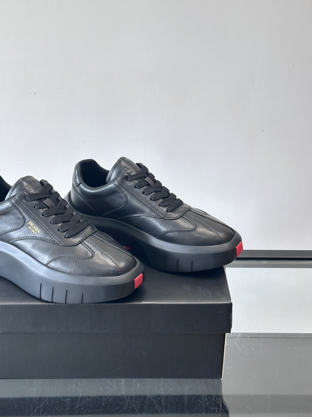 Prad*🆕男士拼接厚底休闲运动鞋 ，进口头层牛皮打造，精致做工一览无余，厚底增高提升气场，时尚单品，贯