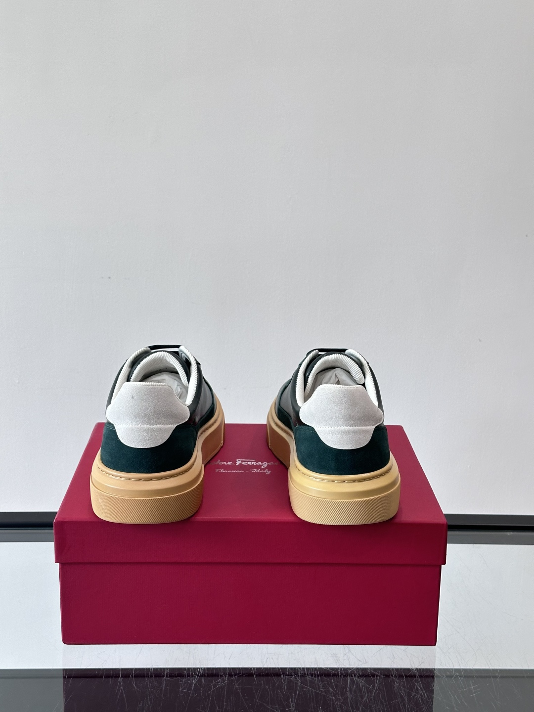 Ferragamo Gancini运动鞋男士菲拉格慕Gancini系列低帮运动鞋，皮革+麂皮拼接，侧面有