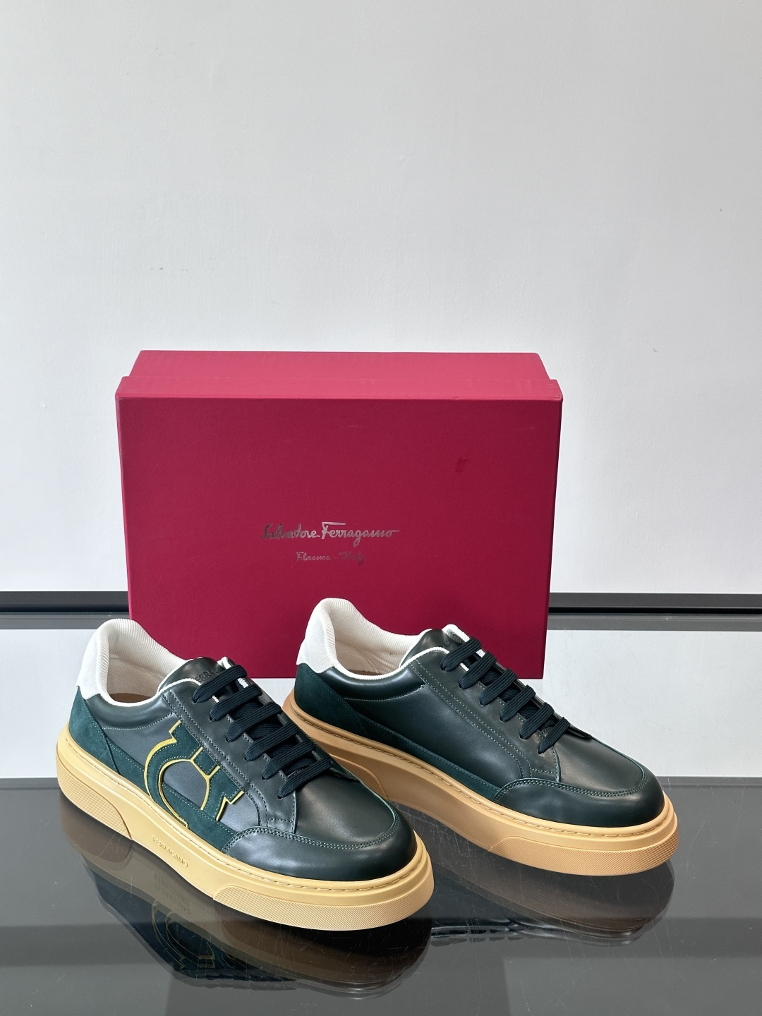 Ferragamo Gancini运动鞋男士菲拉格慕Gancini系列低帮运动鞋，皮革+麂皮拼接，侧面有