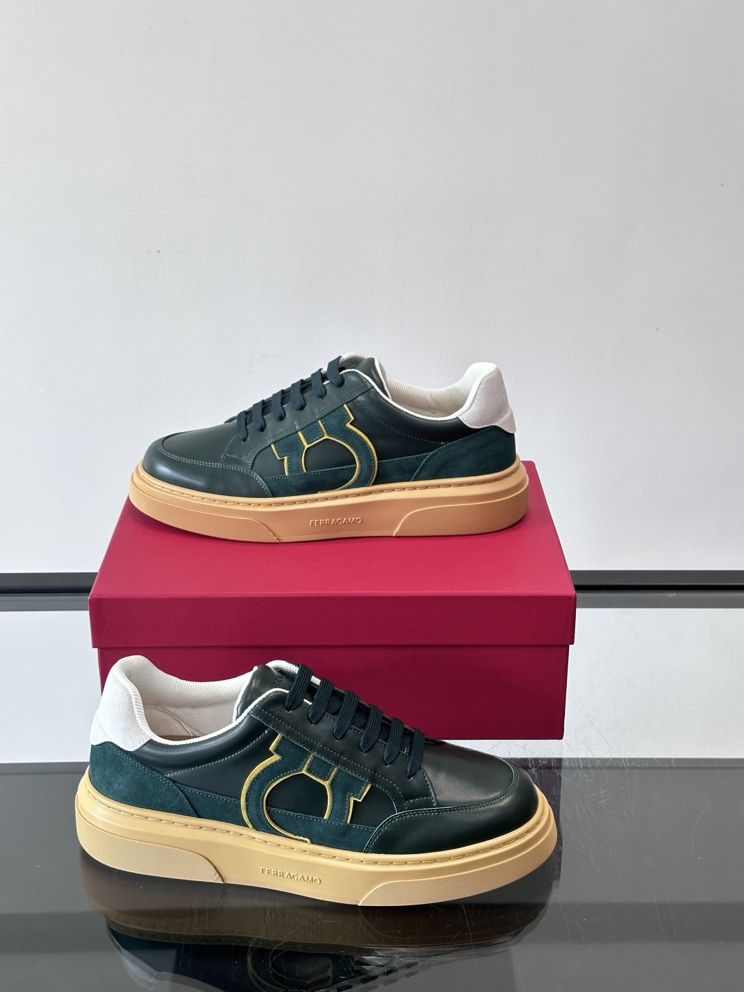 Ferragamo Gancini运动鞋男士菲拉格慕Gancini系列低帮运动鞋，皮革+麂皮拼接，侧面有