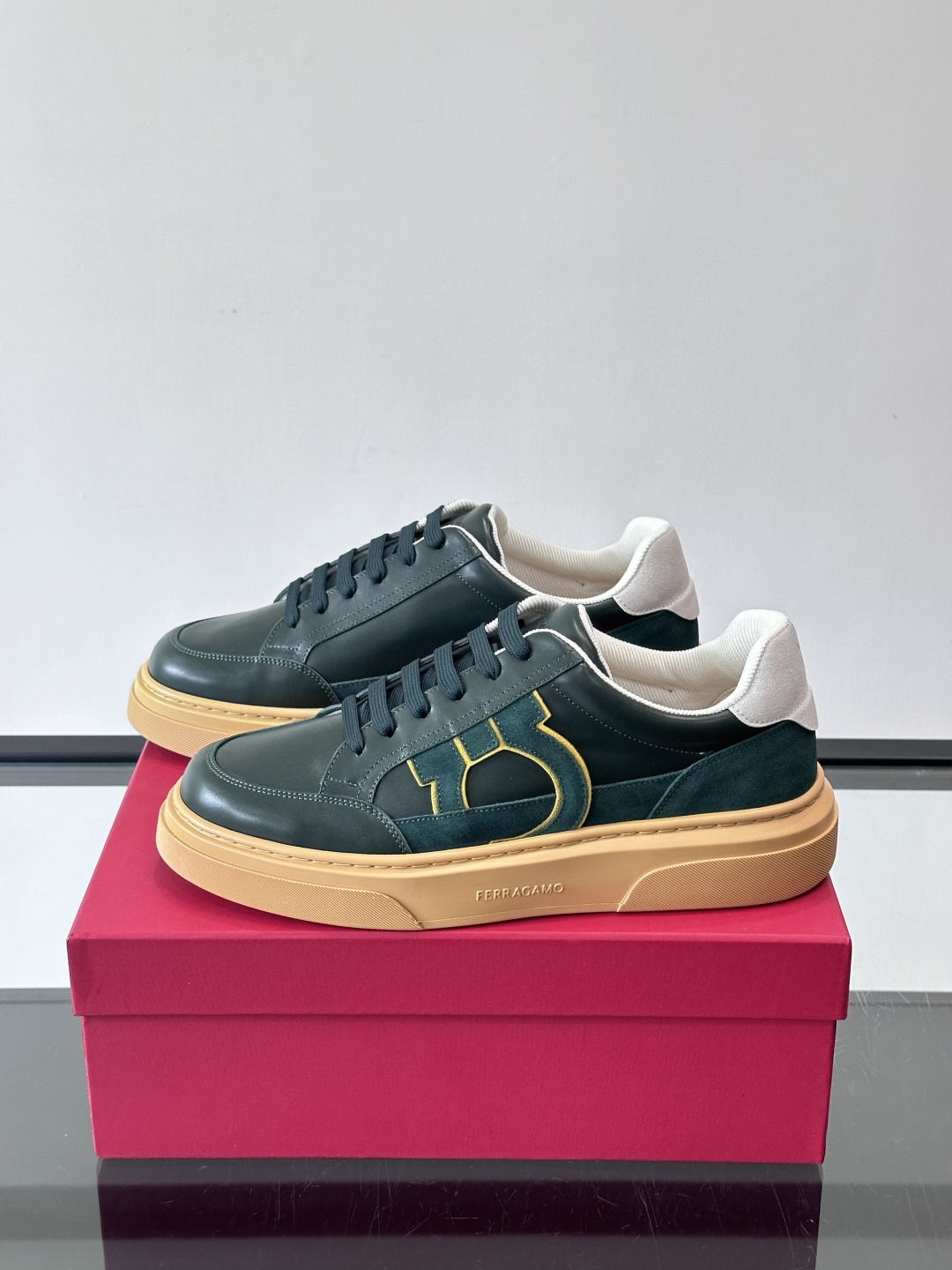 Ferragamo Gancini运动鞋男士菲拉格慕Gancini系列低帮运动鞋，皮革+麂皮拼接，侧面有