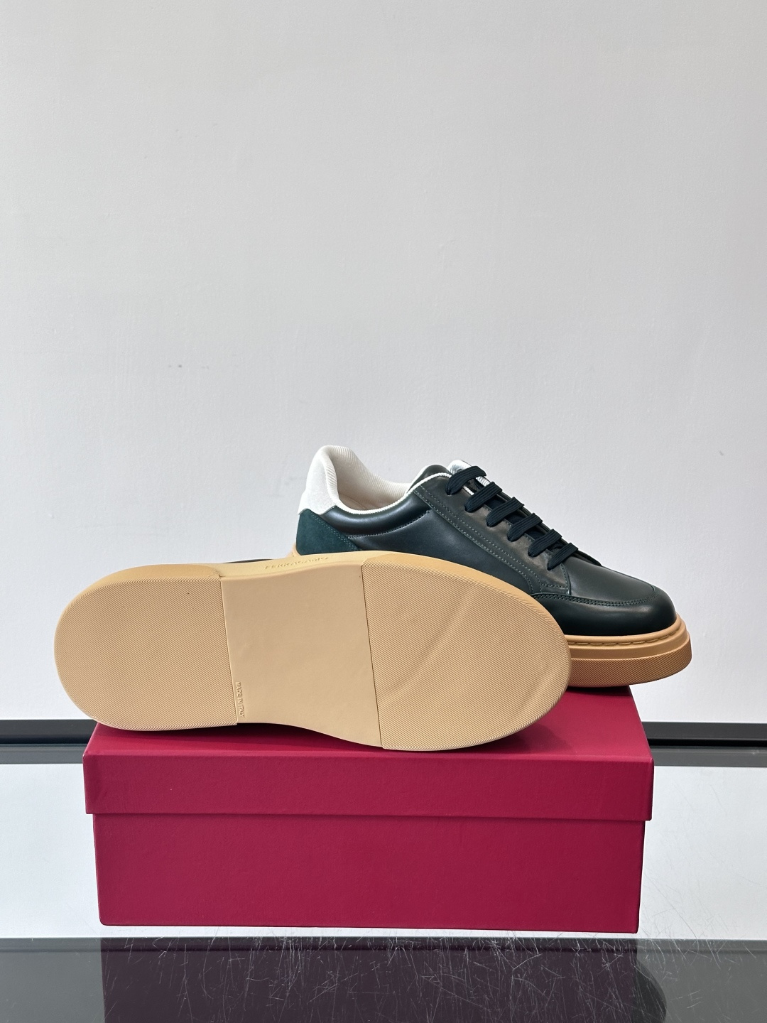 Ferragamo Gancini运动鞋男士菲拉格慕Gancini系列低帮运动鞋，皮革+麂皮拼接，侧面有