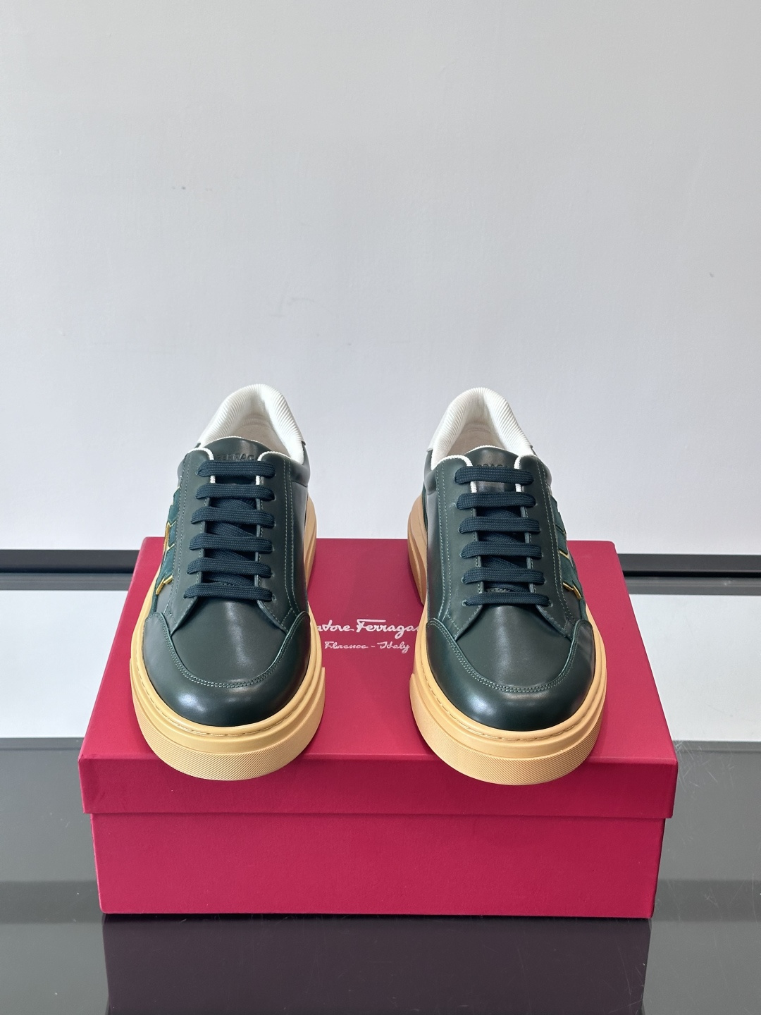 Ferragamo Gancini运动鞋男士菲拉格慕Gancini系列低帮运动鞋，皮革+麂皮拼接，侧面有