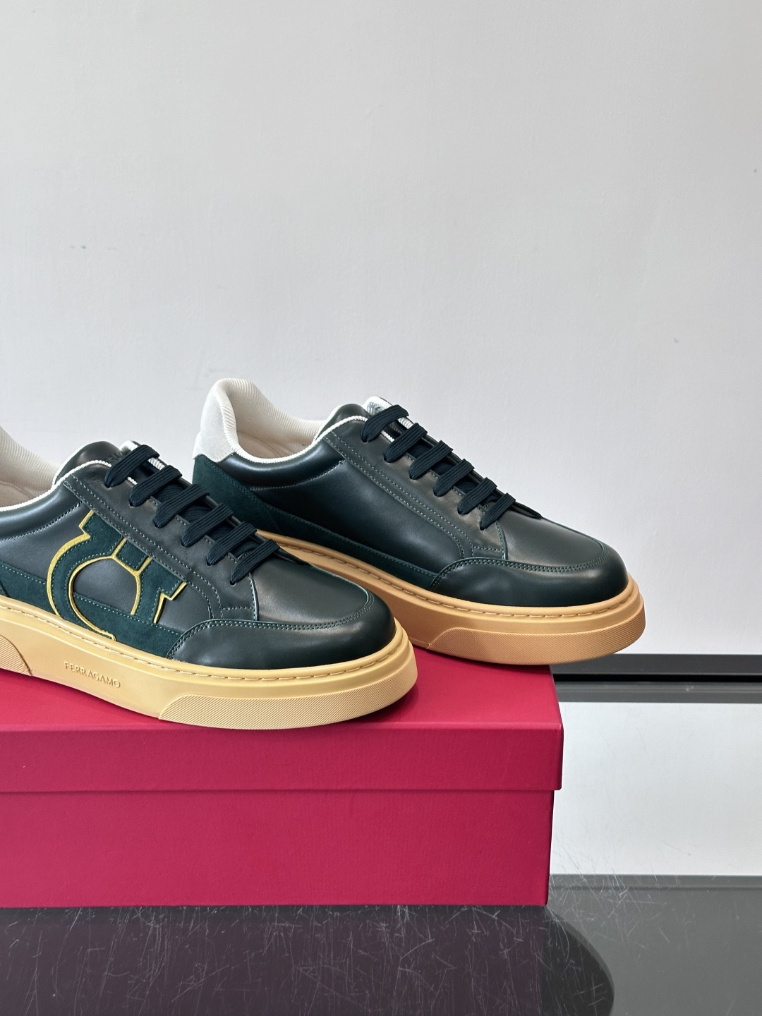 Ferragamo Gancini运动鞋男士菲拉格慕Gancini系列低帮运动鞋，皮革+麂皮拼接，侧面有