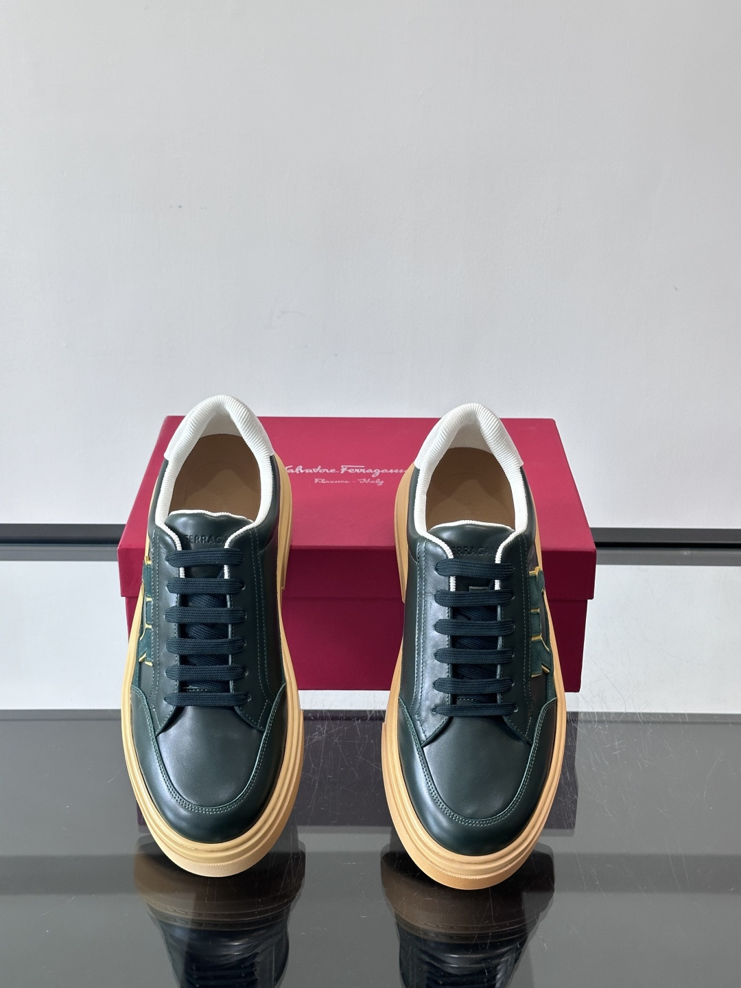 Ferragamo Gancini运动鞋男士菲拉格慕Gancini系列低帮运动鞋，皮革+麂皮拼接，侧面有