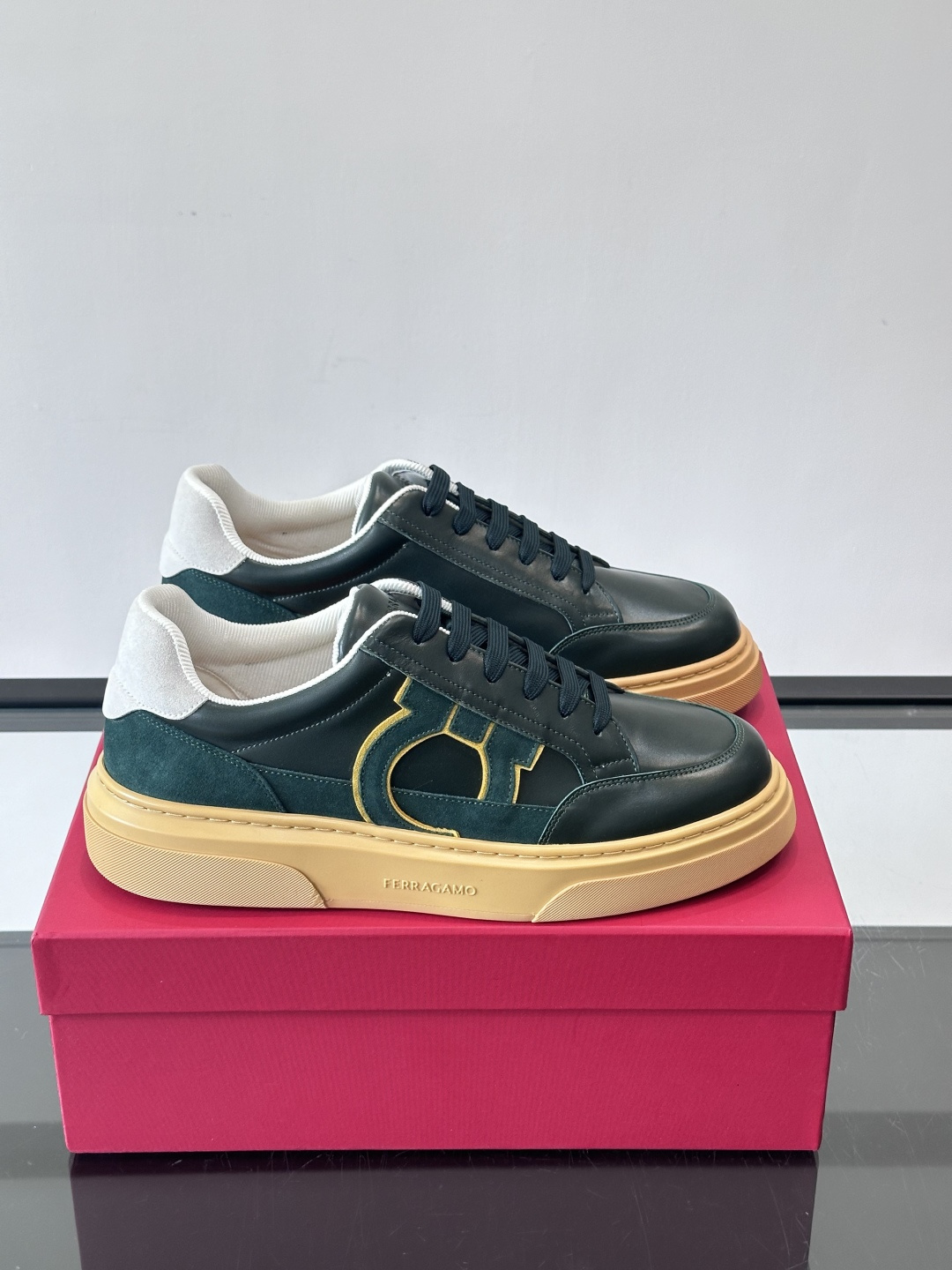 Ferragamo Gancini运动鞋男士菲拉格慕Gancini系列低帮运动鞋，皮革+麂皮拼接，侧面有