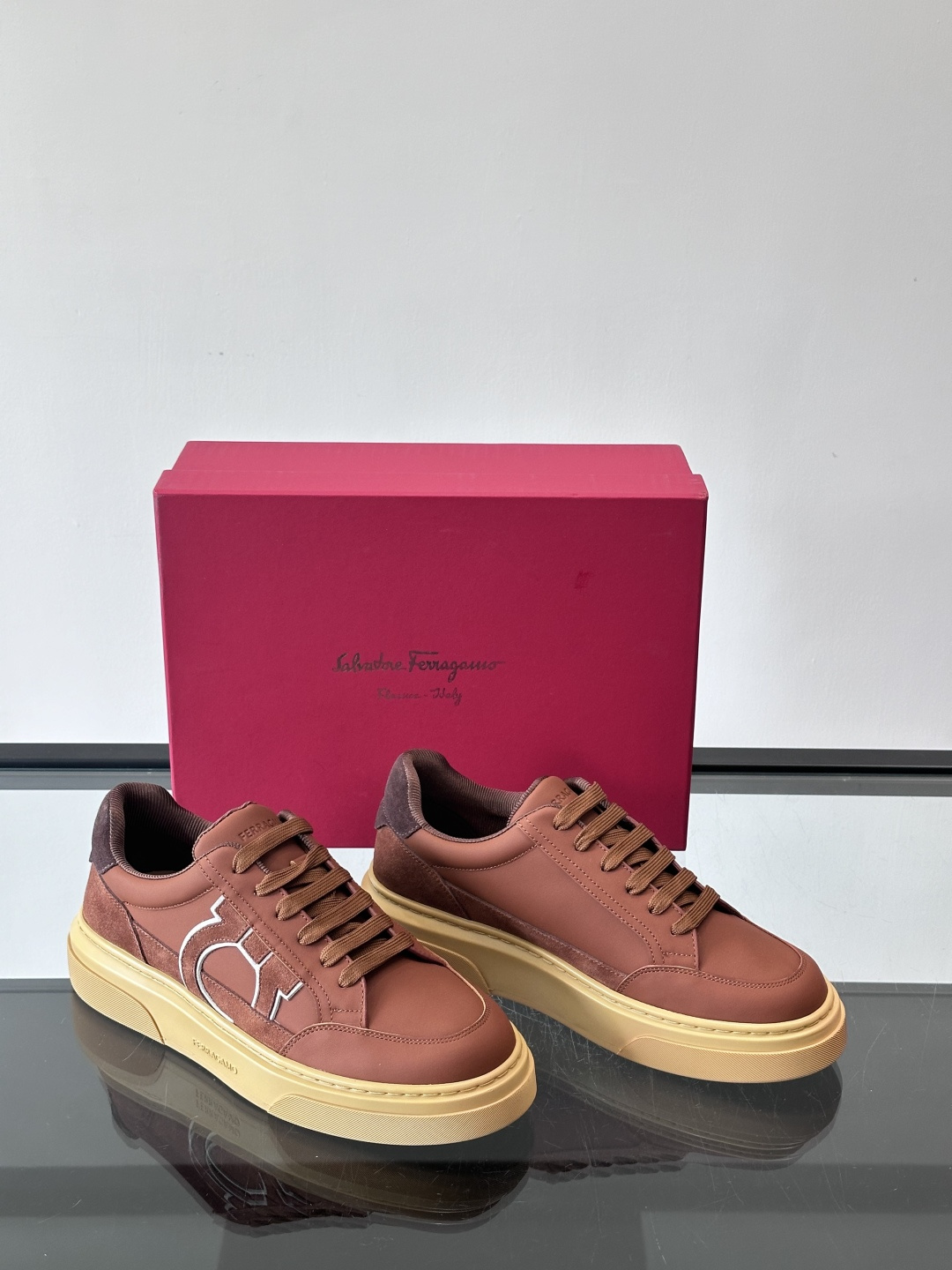 Ferragamo Gancini运动鞋男士菲拉格慕Gancini系列低帮运动鞋，皮革+麂皮拼接，侧面有