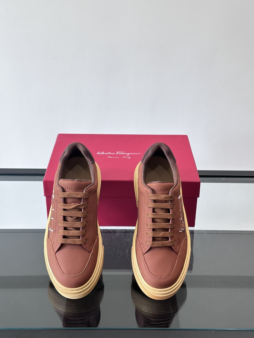 Ferragamo Gancini运动鞋男士菲拉格慕Gancini系列低帮运动鞋，皮革+麂皮拼接，侧面有