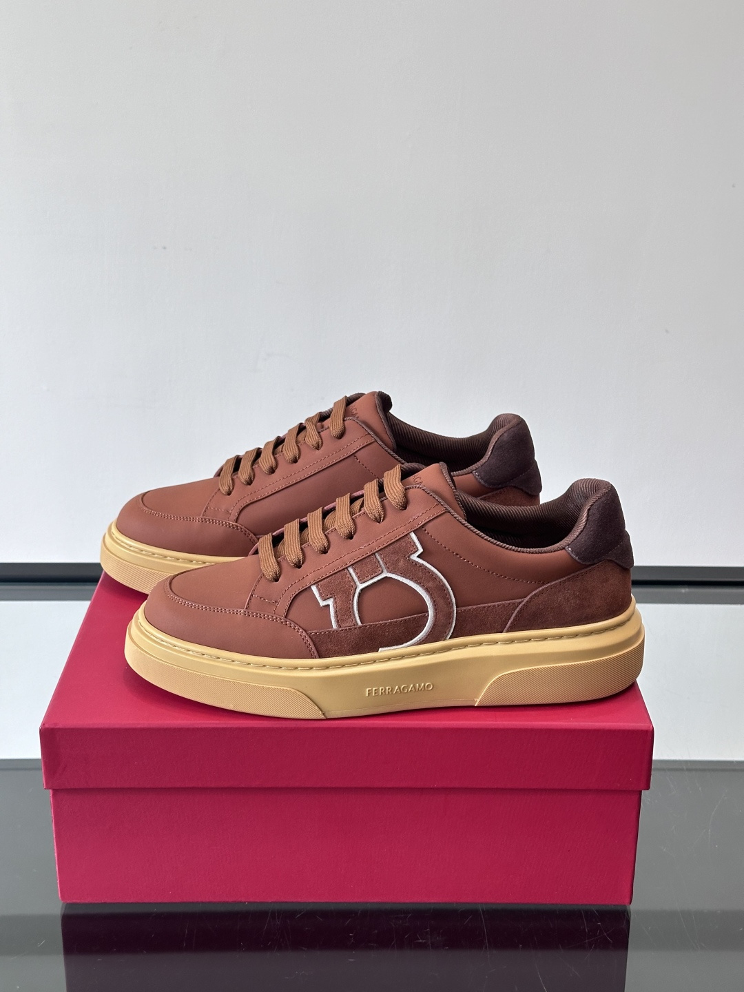 Ferragamo Gancini运动鞋男士菲拉格慕Gancini系列低帮运动鞋，皮革+麂皮拼接，侧面有