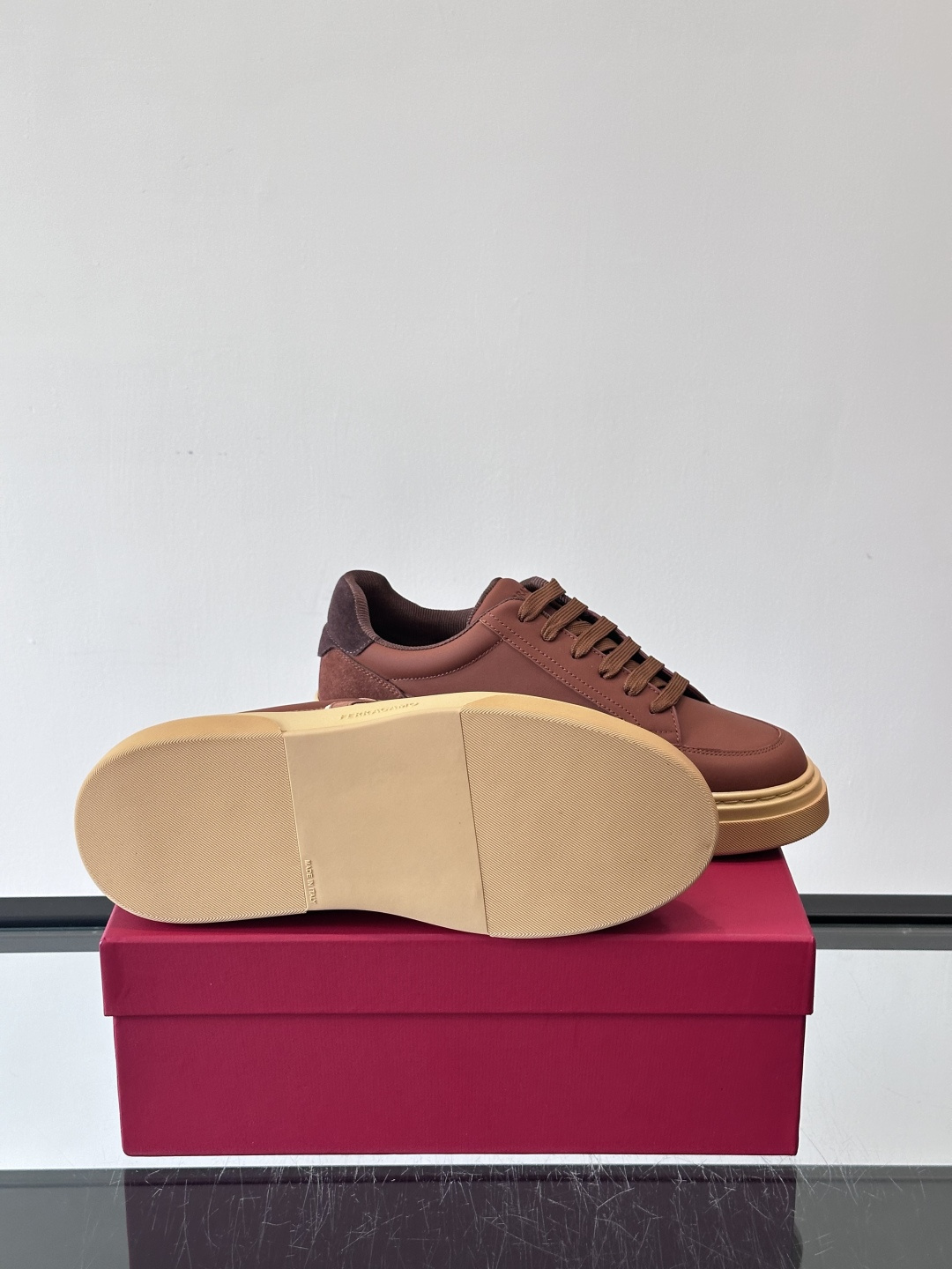 Ferragamo Gancini运动鞋男士菲拉格慕Gancini系列低帮运动鞋，皮革+麂皮拼接，侧面有