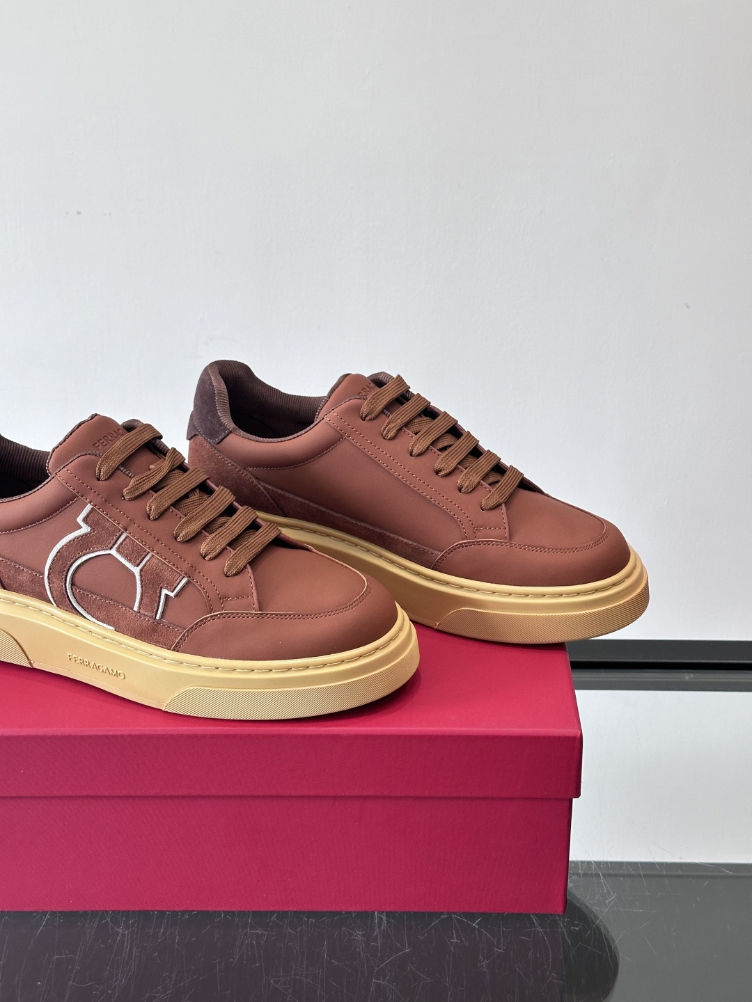 Ferragamo Gancini运动鞋男士菲拉格慕Gancini系列低帮运动鞋，皮革+麂皮拼接，侧面有