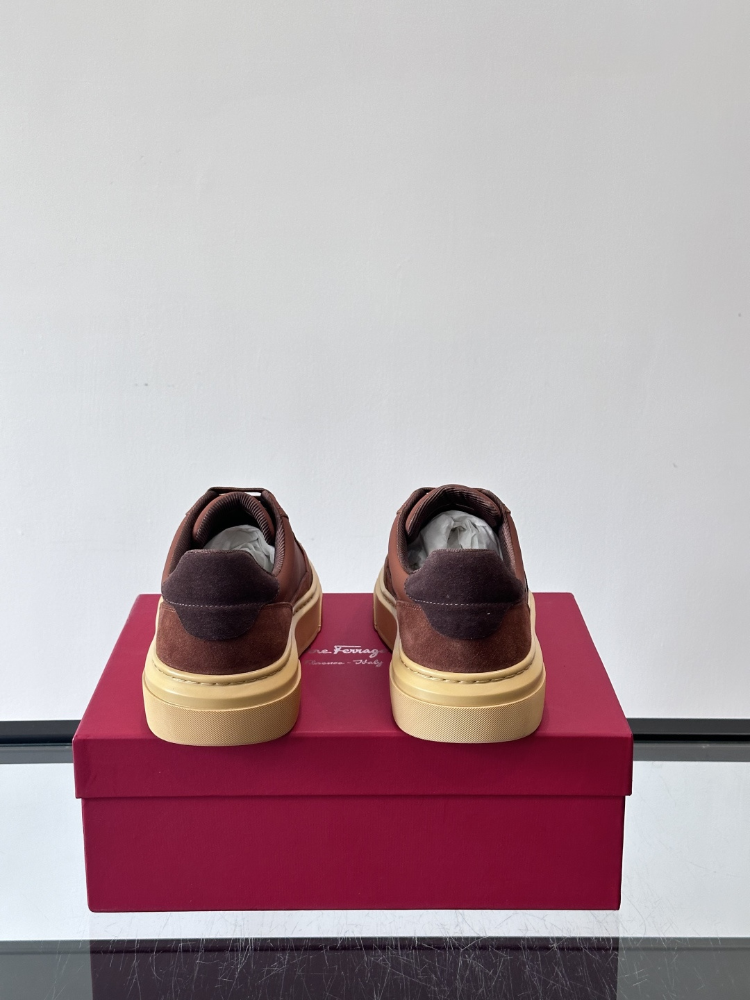 Ferragamo Gancini运动鞋男士菲拉格慕Gancini系列低帮运动鞋，皮革+麂皮拼接，侧面有