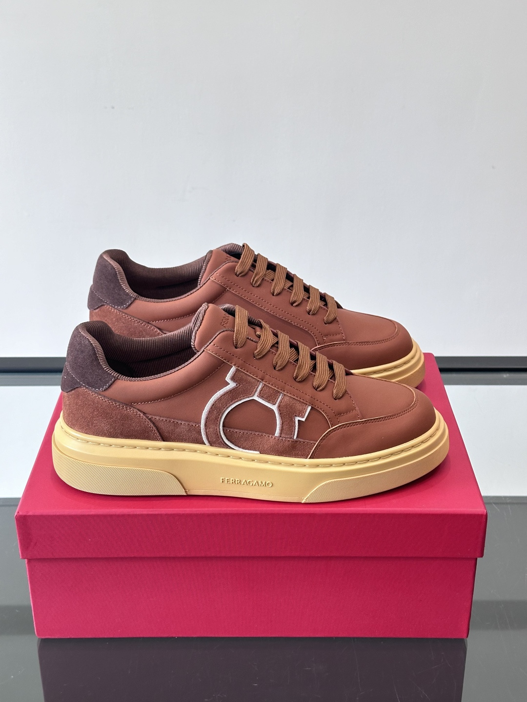 Ferragamo Gancini运动鞋男士菲拉格慕Gancini系列低帮运动鞋，皮革+麂皮拼接，侧面有