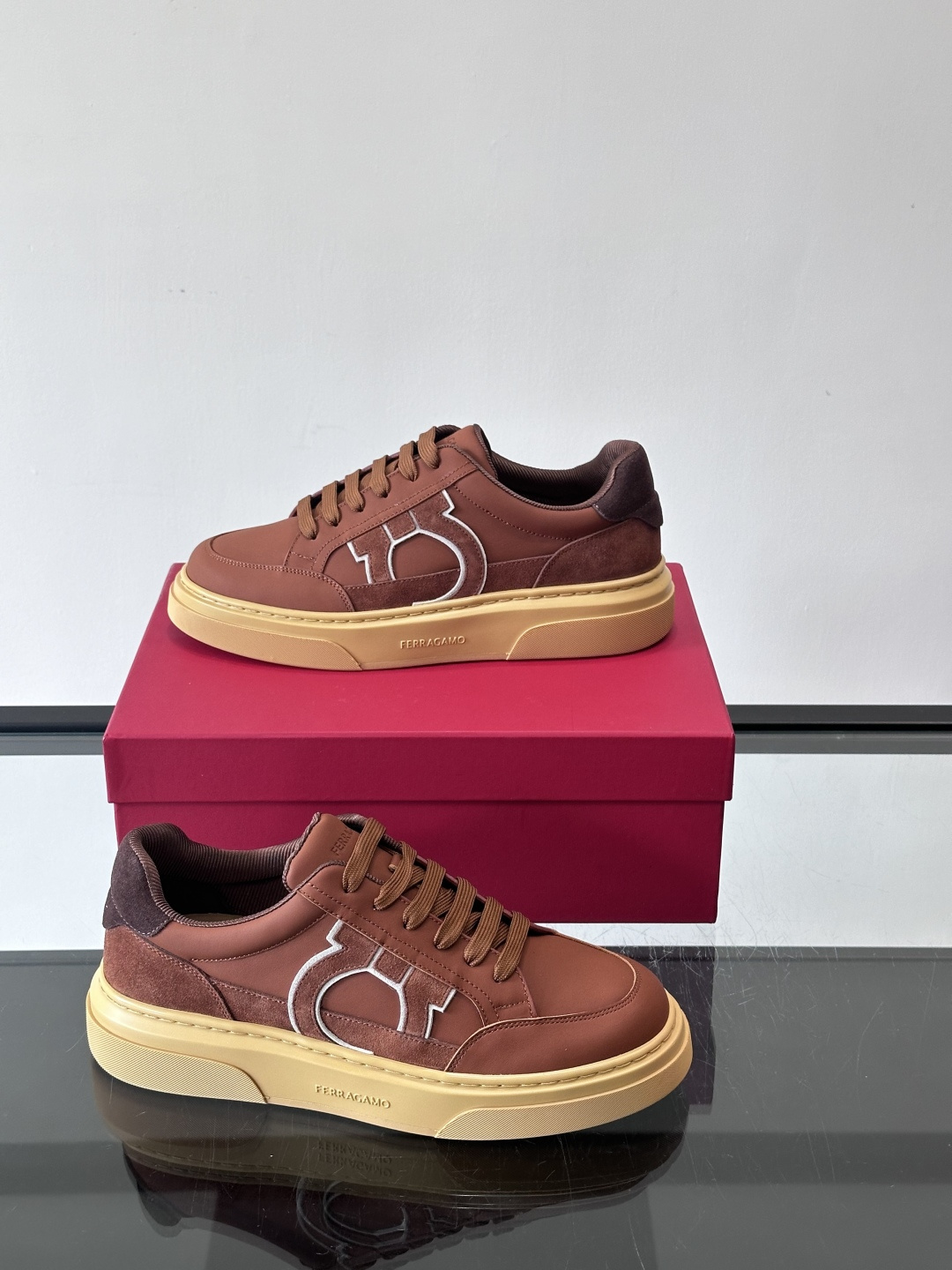Ferragamo Gancini运动鞋男士菲拉格慕Gancini系列低帮运动鞋，皮革+麂皮拼接，侧面有