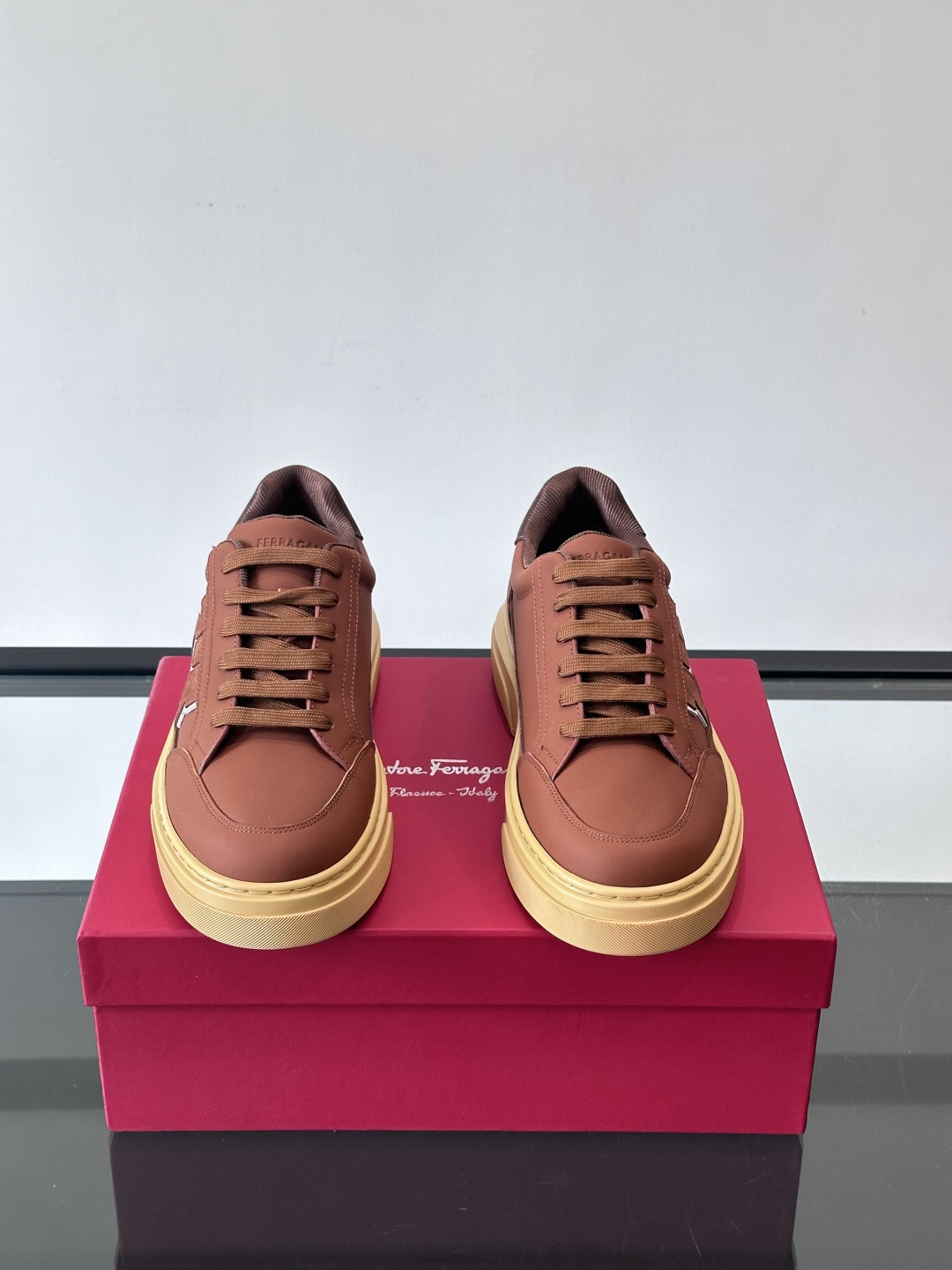 Ferragamo Gancini运动鞋男士菲拉格慕Gancini系列低帮运动鞋，皮革+麂皮拼接，侧面有