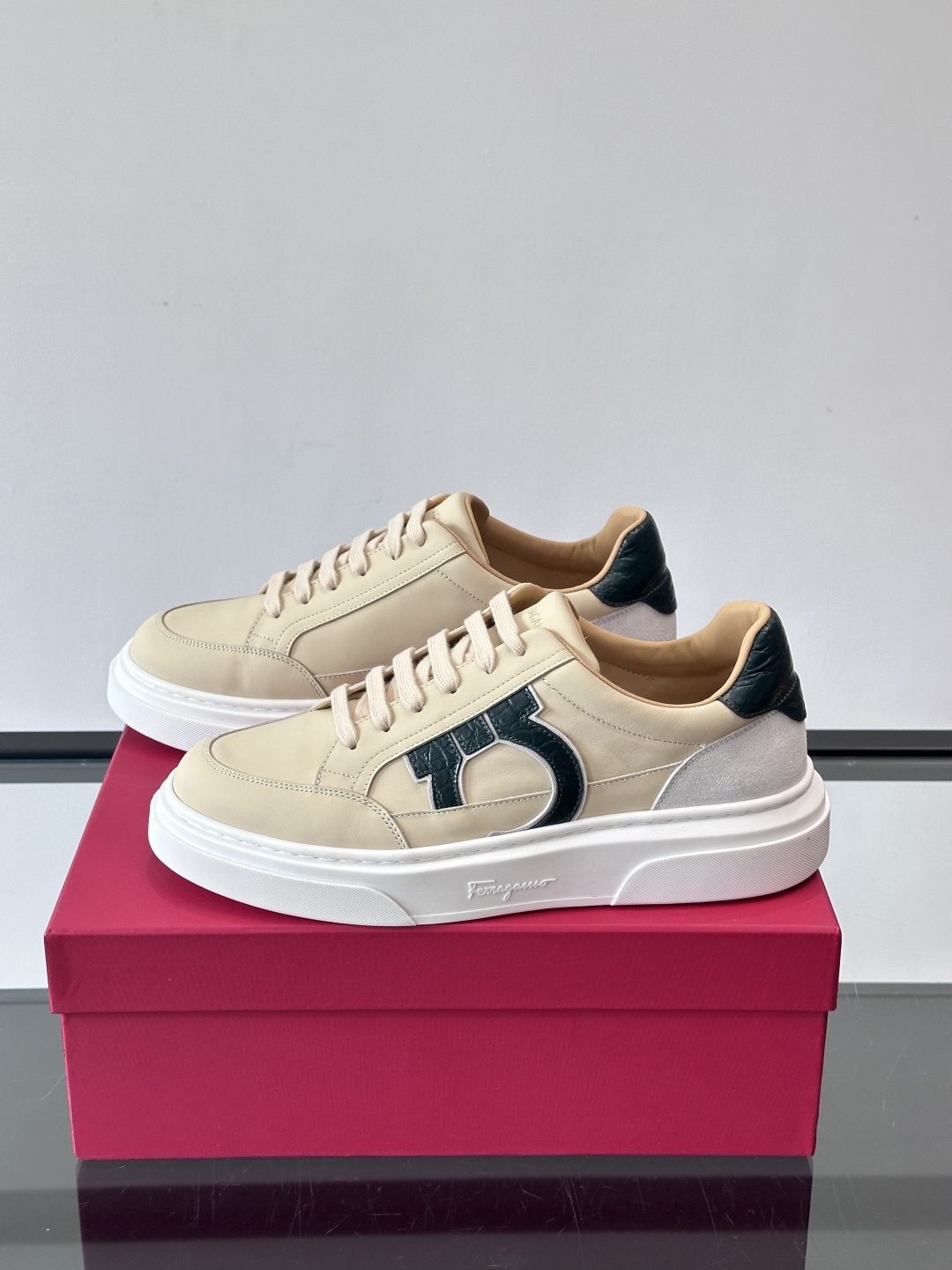 Ferragamo Gancini运动鞋男士菲拉格慕Gancini系列低帮运动鞋，皮革+麂皮拼接，侧面有
