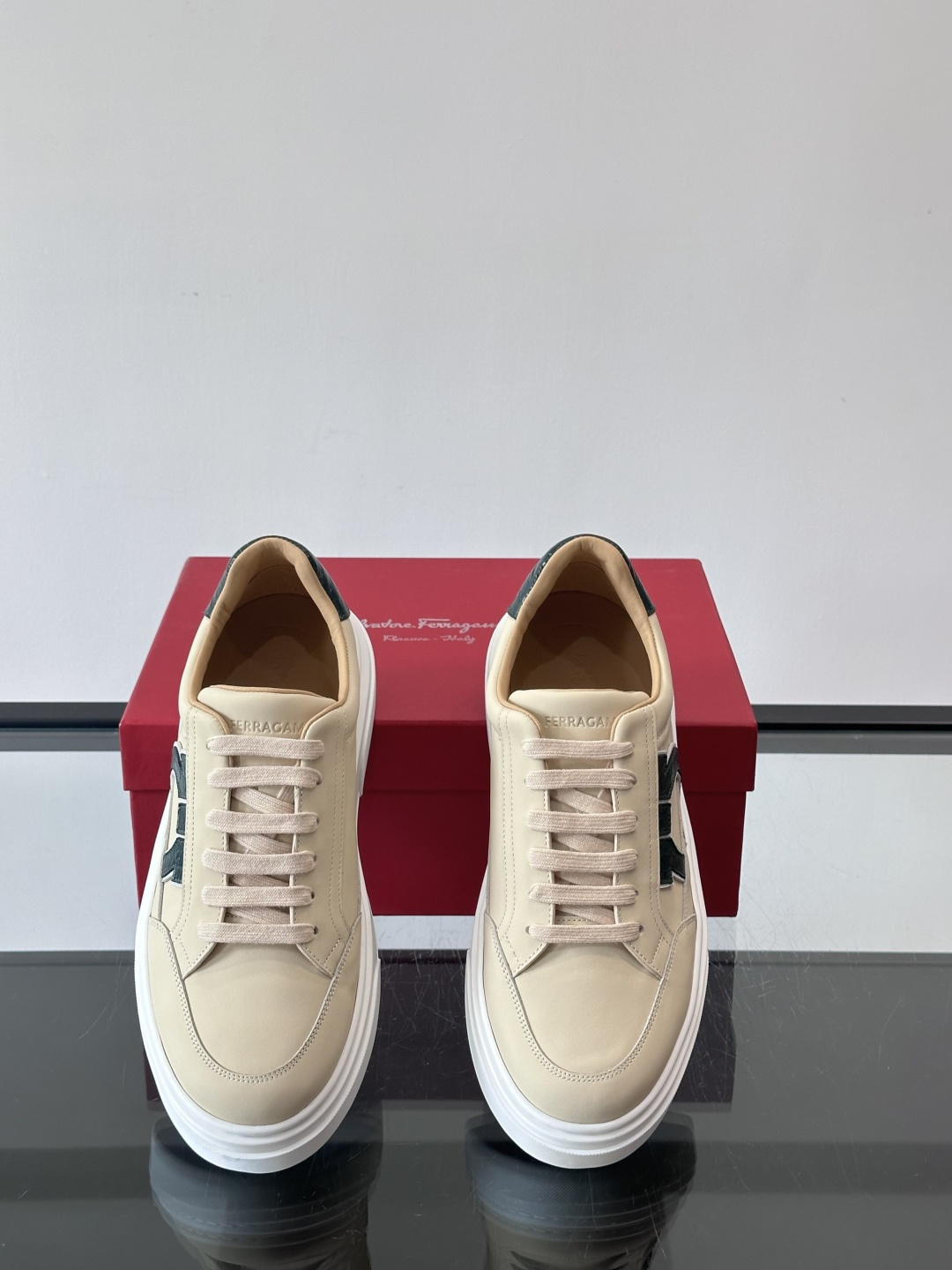 Ferragamo Gancini运动鞋男士菲拉格慕Gancini系列低帮运动鞋，皮革+麂皮拼接，侧面有