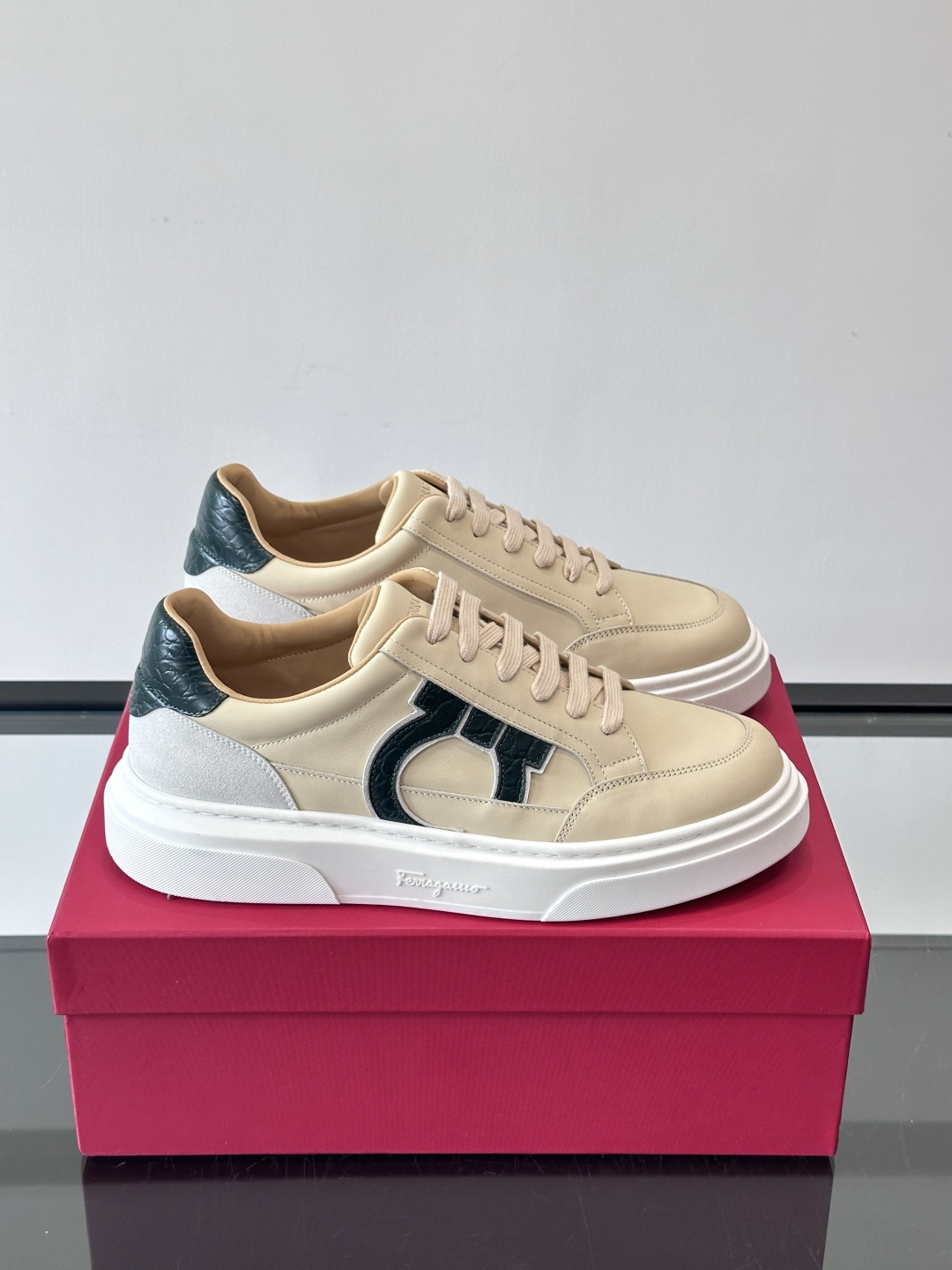 Ferragamo Gancini运动鞋男士菲拉格慕Gancini系列低帮运动鞋，皮革+麂皮拼接，侧面有