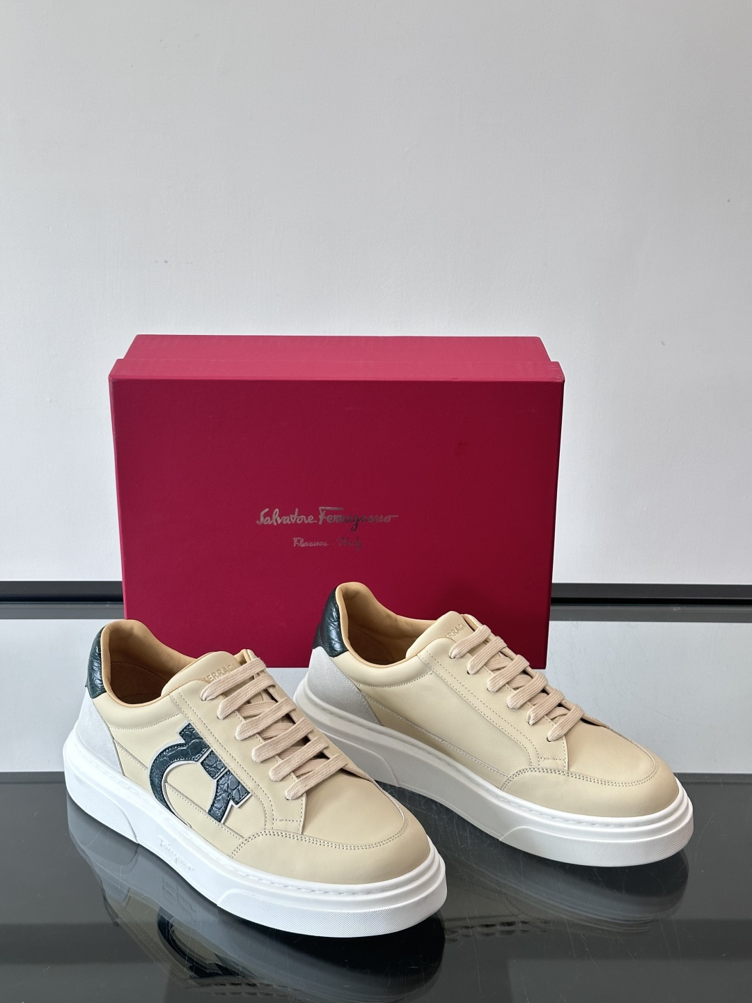 Ferragamo Gancini运动鞋男士菲拉格慕Gancini系列低帮运动鞋，皮革+麂皮拼接，侧面有