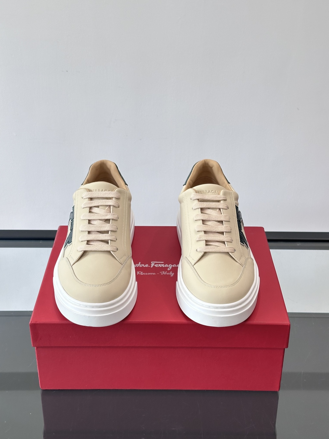 Ferragamo Gancini运动鞋男士菲拉格慕Gancini系列低帮运动鞋，皮革+麂皮拼接，侧面有