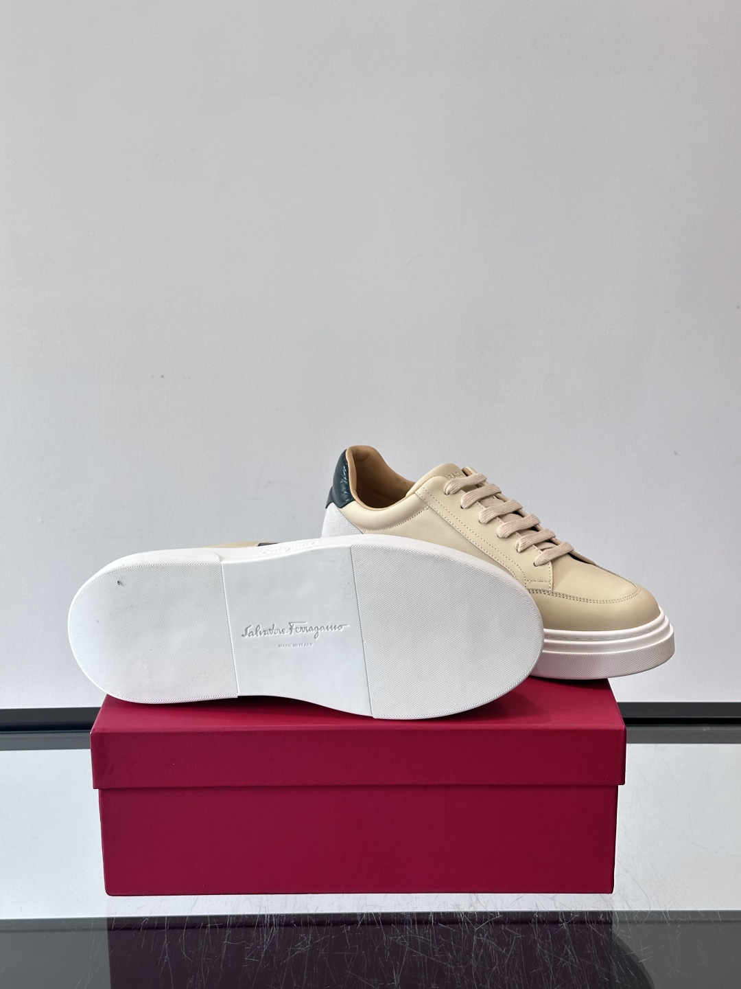 Ferragamo Gancini运动鞋男士菲拉格慕Gancini系列低帮运动鞋，皮革+麂皮拼接，侧面有