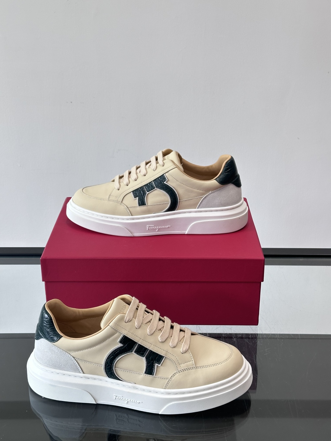 Ferragamo Gancini运动鞋男士菲拉格慕Gancini系列低帮运动鞋，皮革+麂皮拼接，侧面有