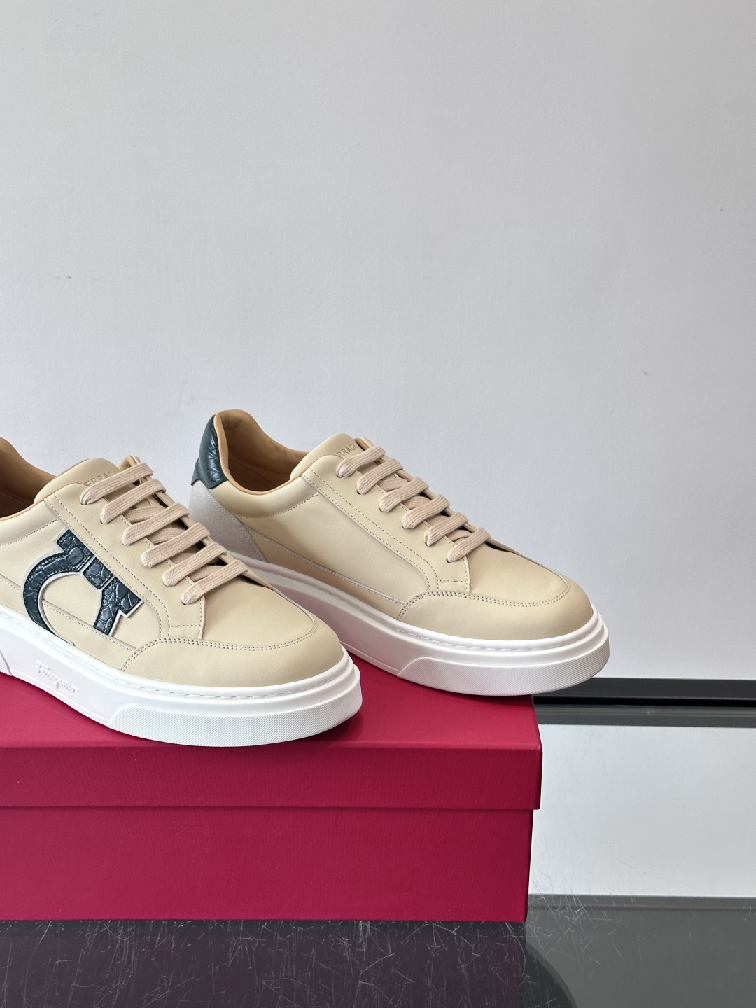 Ferragamo Gancini运动鞋男士菲拉格慕Gancini系列低帮运动鞋，皮革+麂皮拼接，侧面有