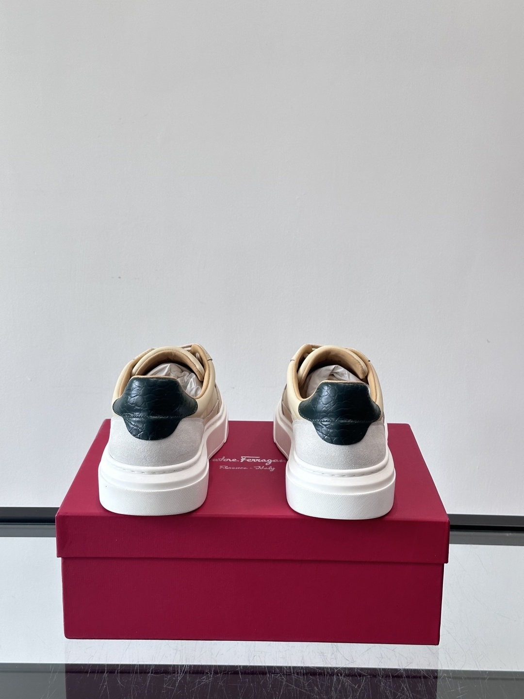 Ferragamo Gancini运动鞋男士菲拉格慕Gancini系列低帮运动鞋，皮革+麂皮拼接，侧面有