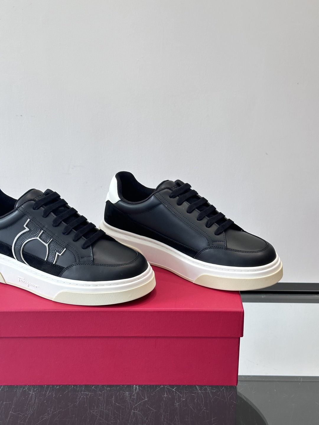 Ferragamo Gancini运动鞋男士菲拉格慕Gancini系列低帮运动鞋，皮革+麂皮拼接，侧面有